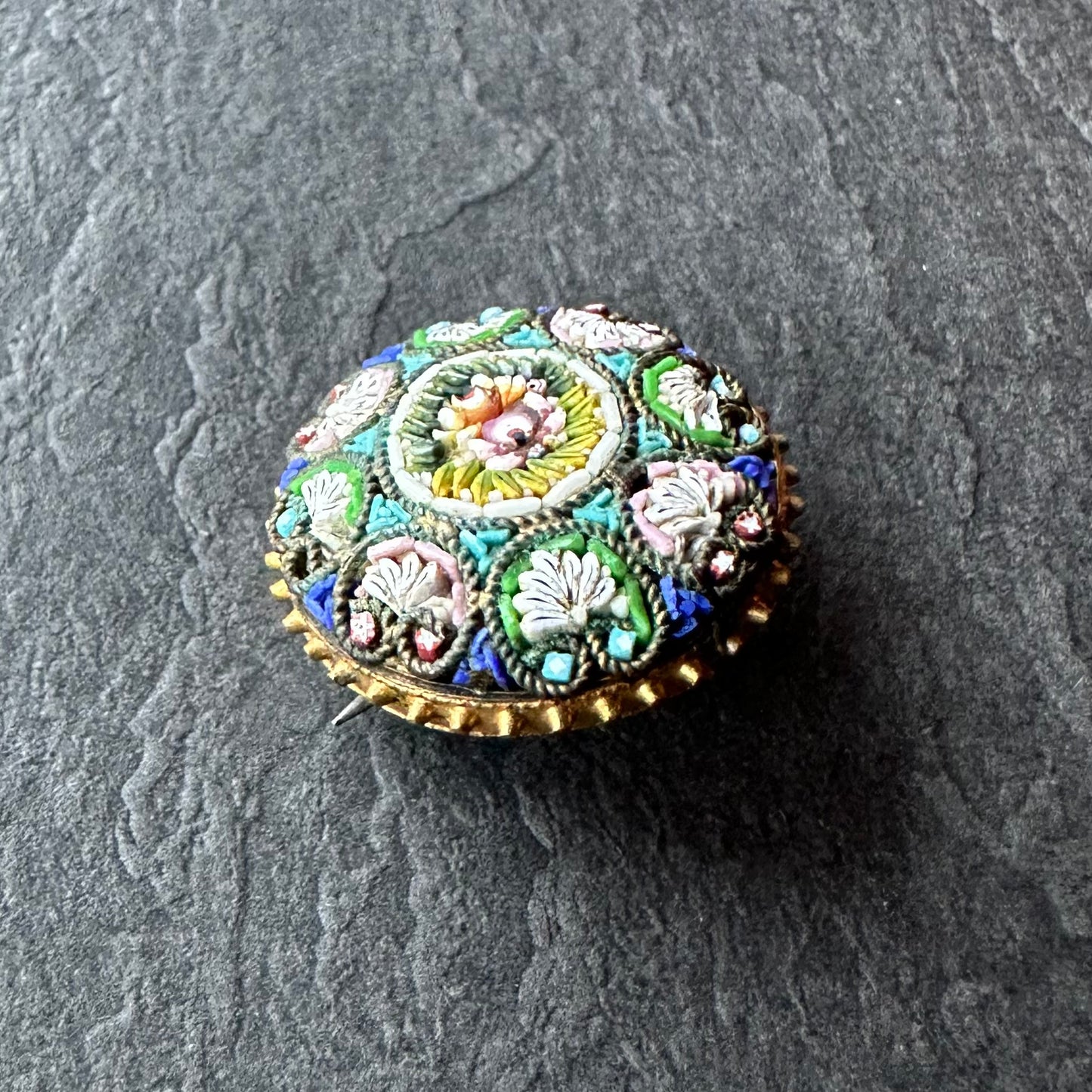 マイクロモザイク ラウンドブローチ①