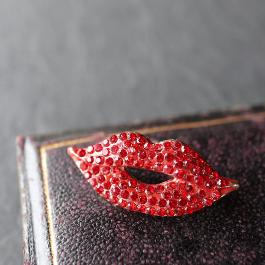レッドカラーグラス リップブローチ