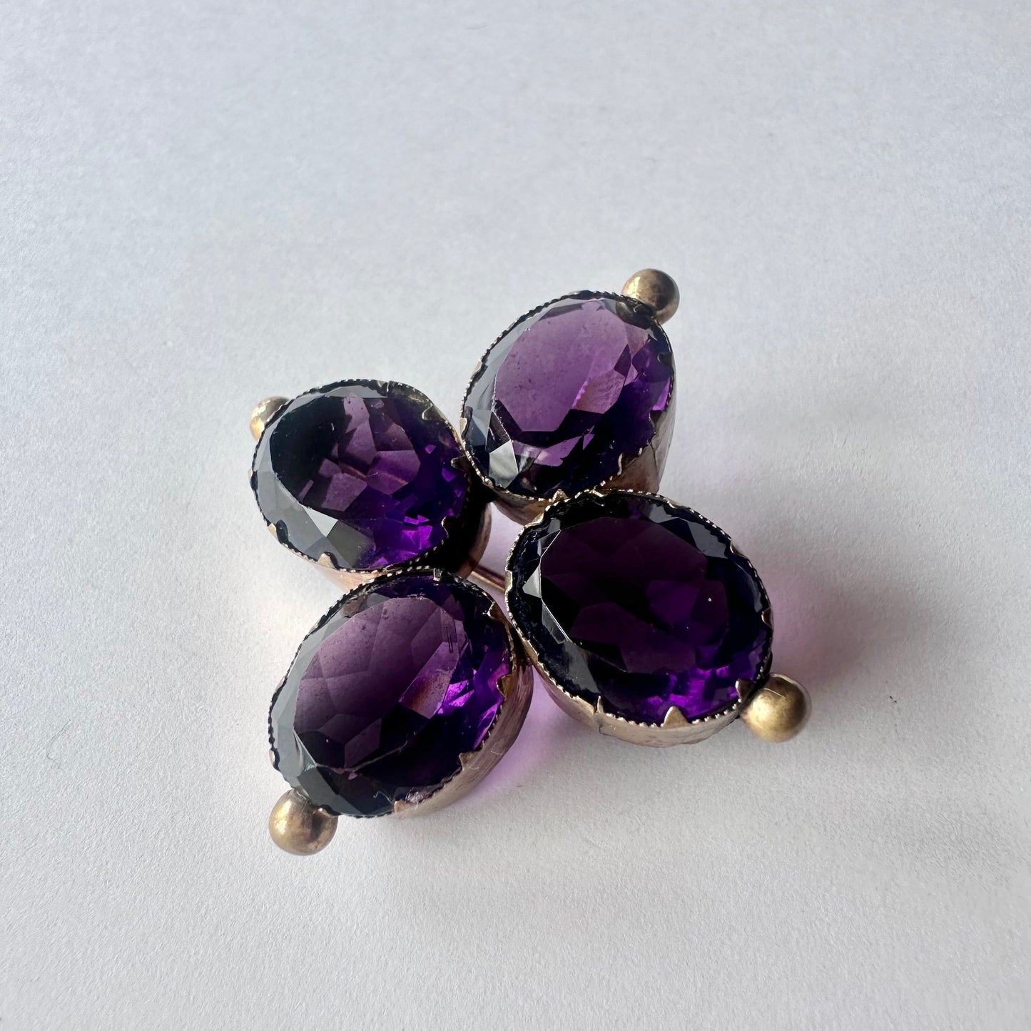 ヴィクトリアン アメジストカラーグラス ブローチ