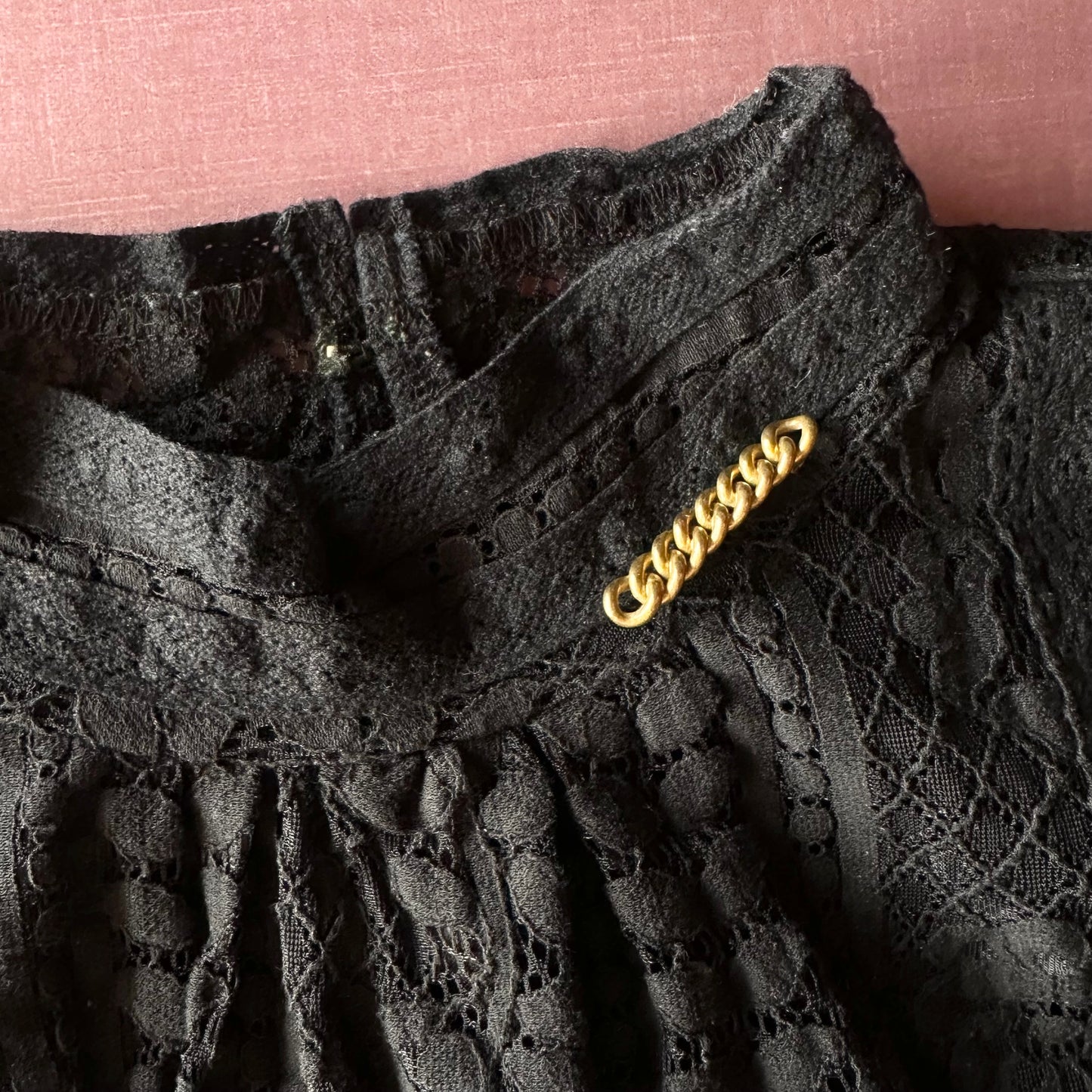 サフラジェット チェーンブローチ