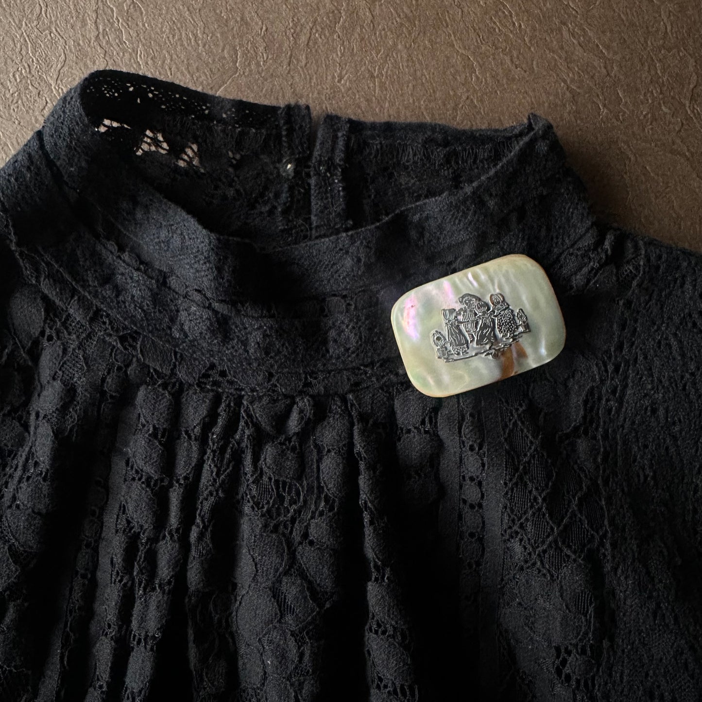 アンティーク マザーオブパール チルドレンモチーフ ブローチ