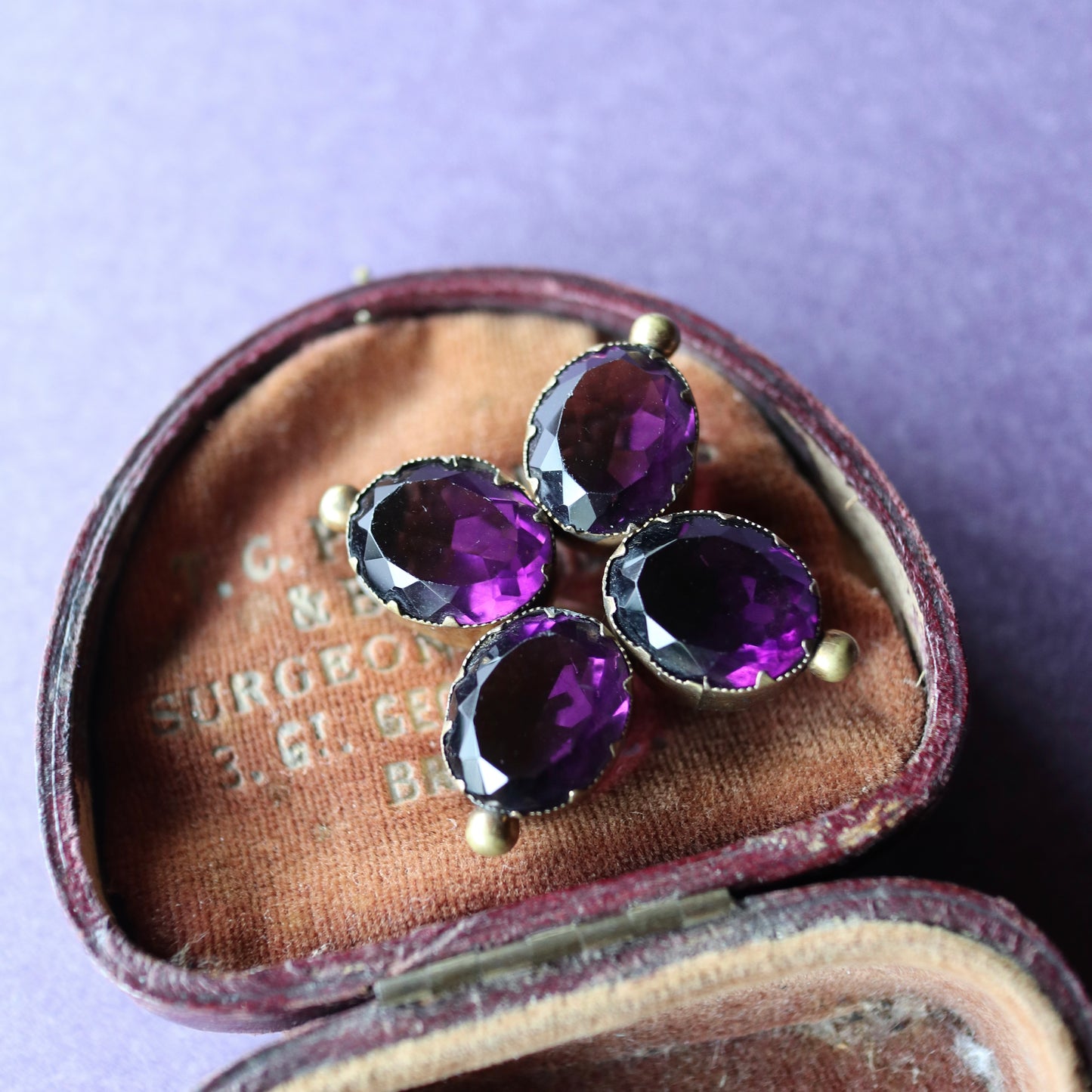 ヴィクトリアン アメジストカラーグラス ブローチ