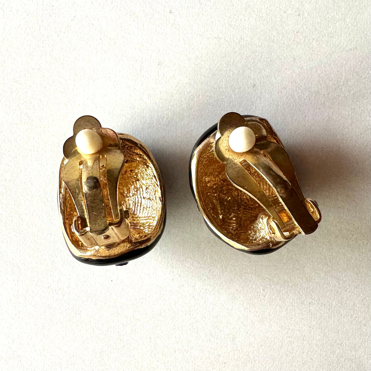 ブラックエナメル＆クリアグラス クリップオンイヤリング