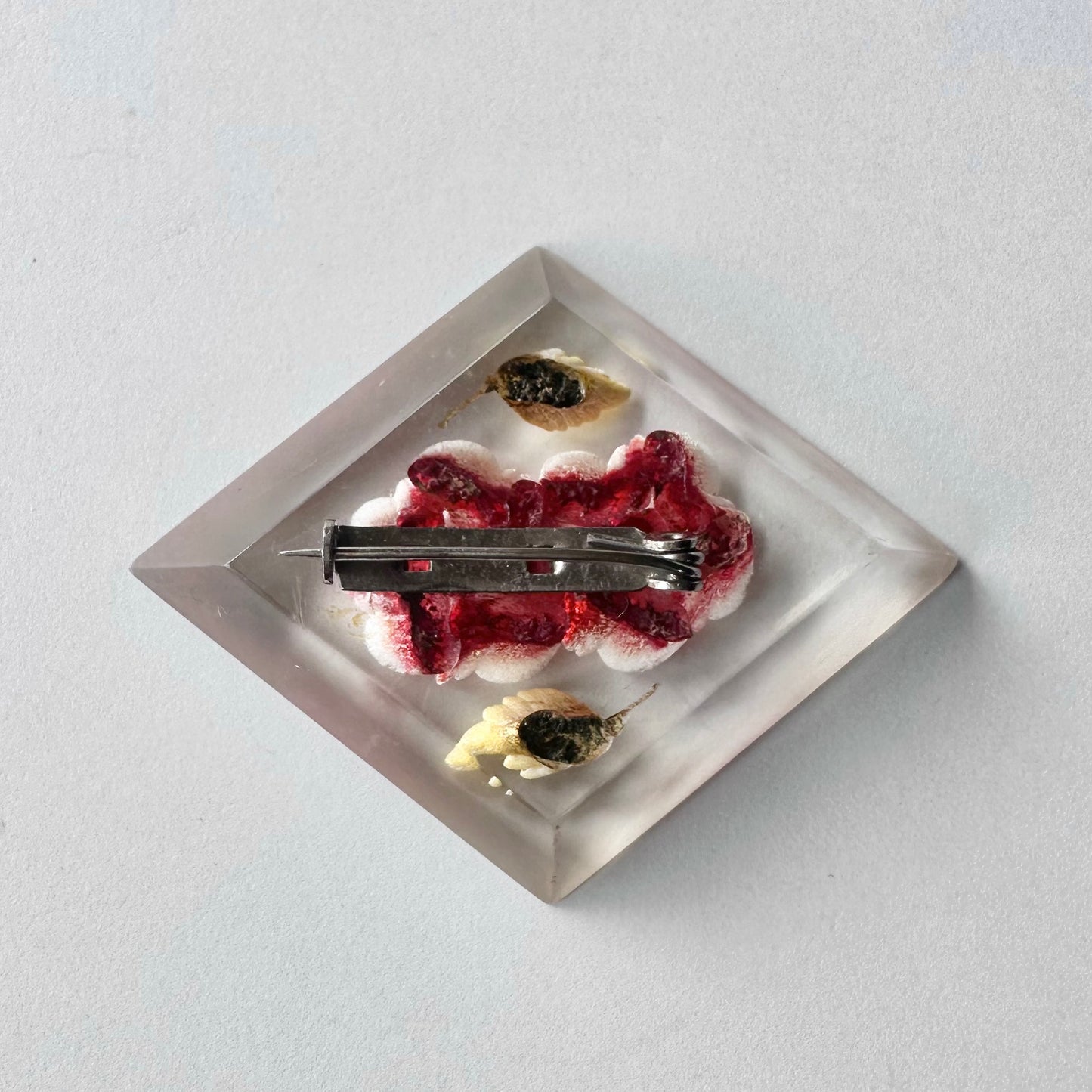 ルーサイト ローズ ヴィンテージブローチ