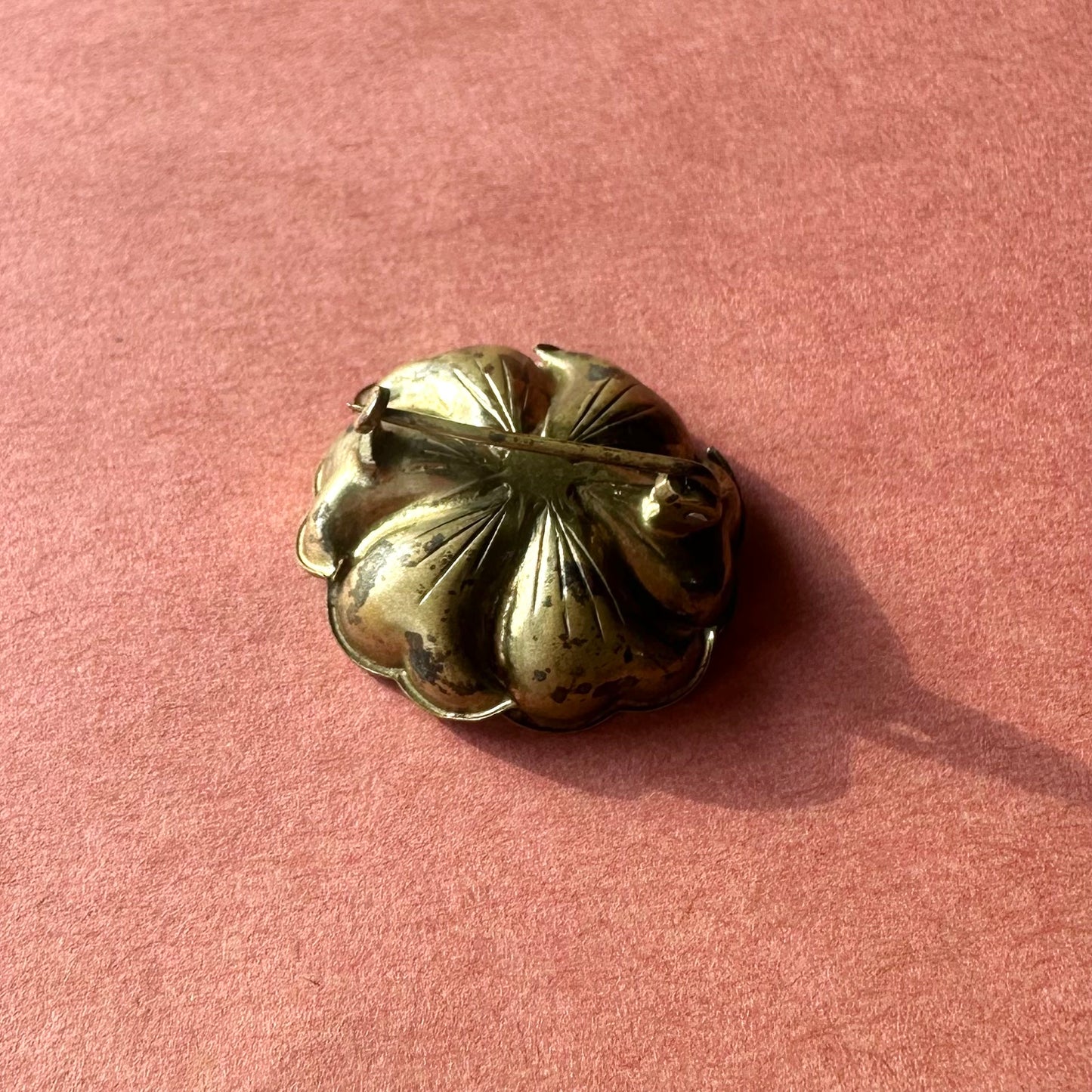 バターカップ パープルブローチ