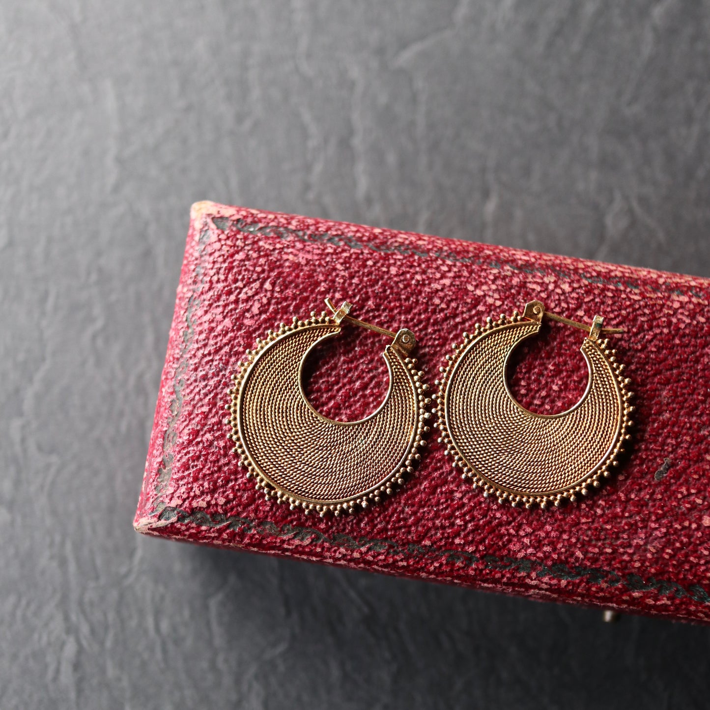 ゴールドオンシルバー エトルスカンスタイル フープピアス