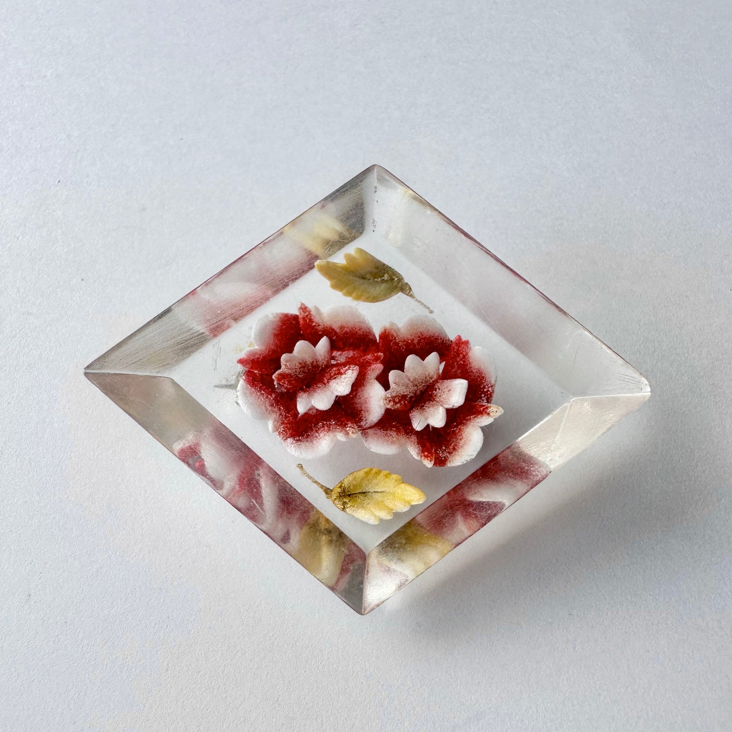 ルーサイト ローズ ヴィンテージブローチ