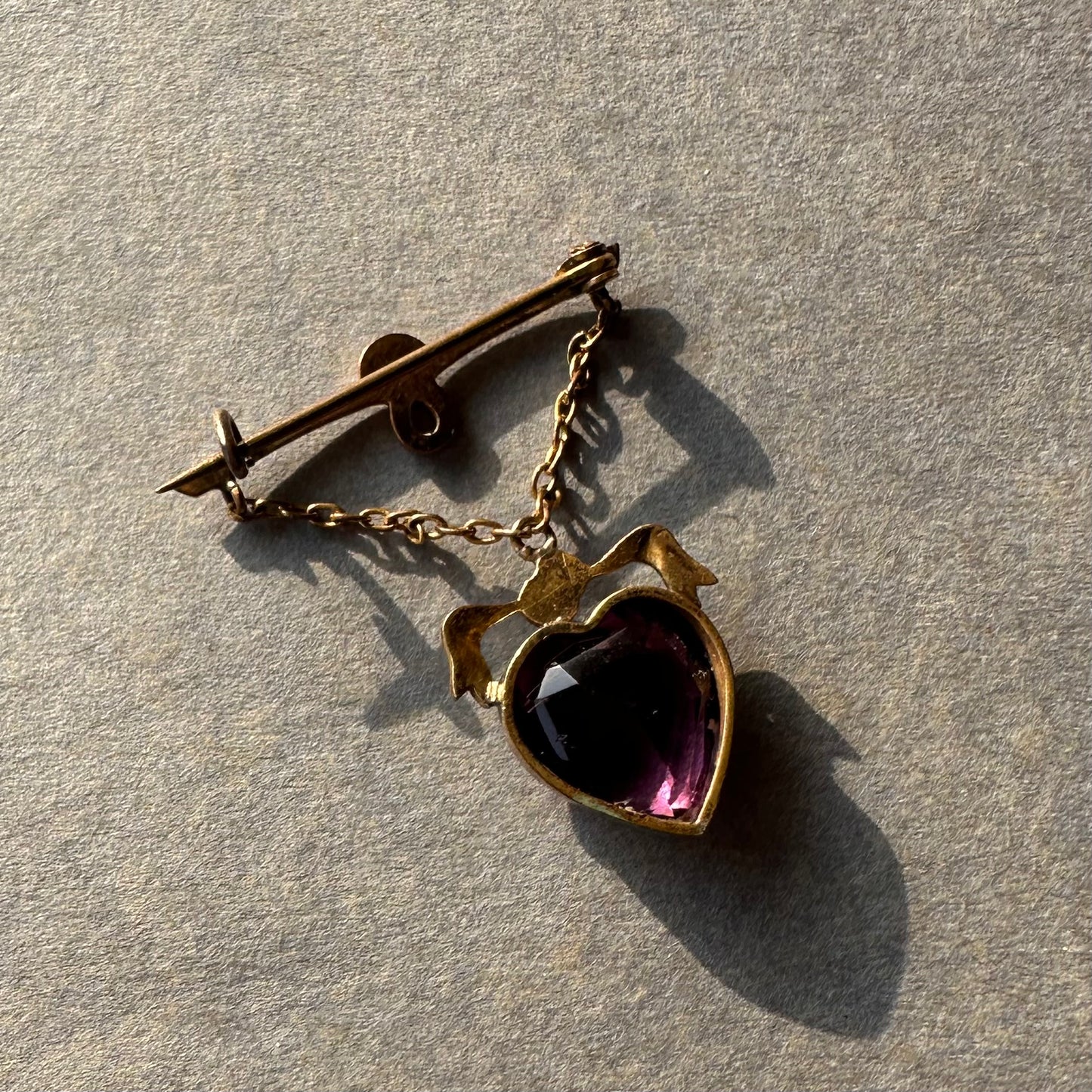 ハート アメジストカラーグラス ハンギング ブローチ