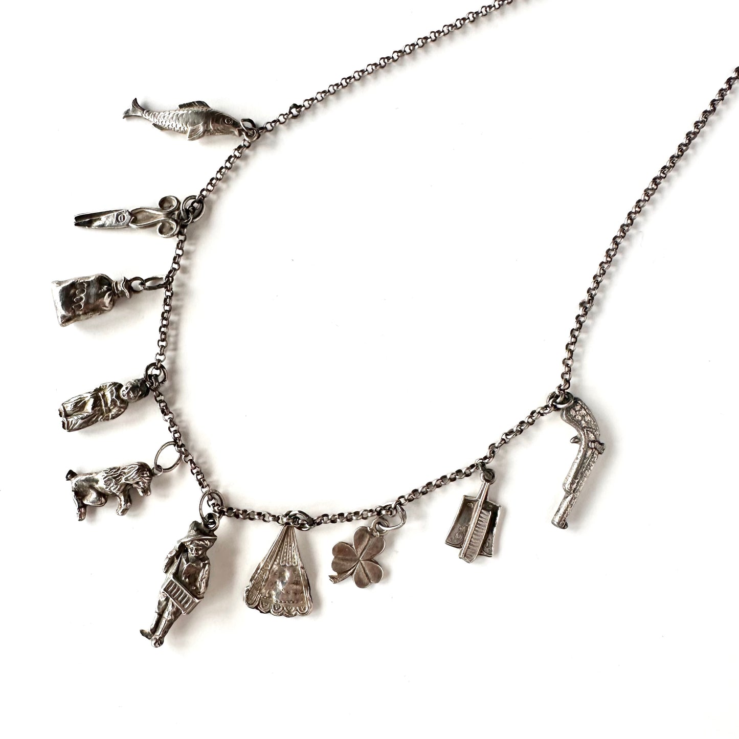 10点のシルバーチャームのネックレス