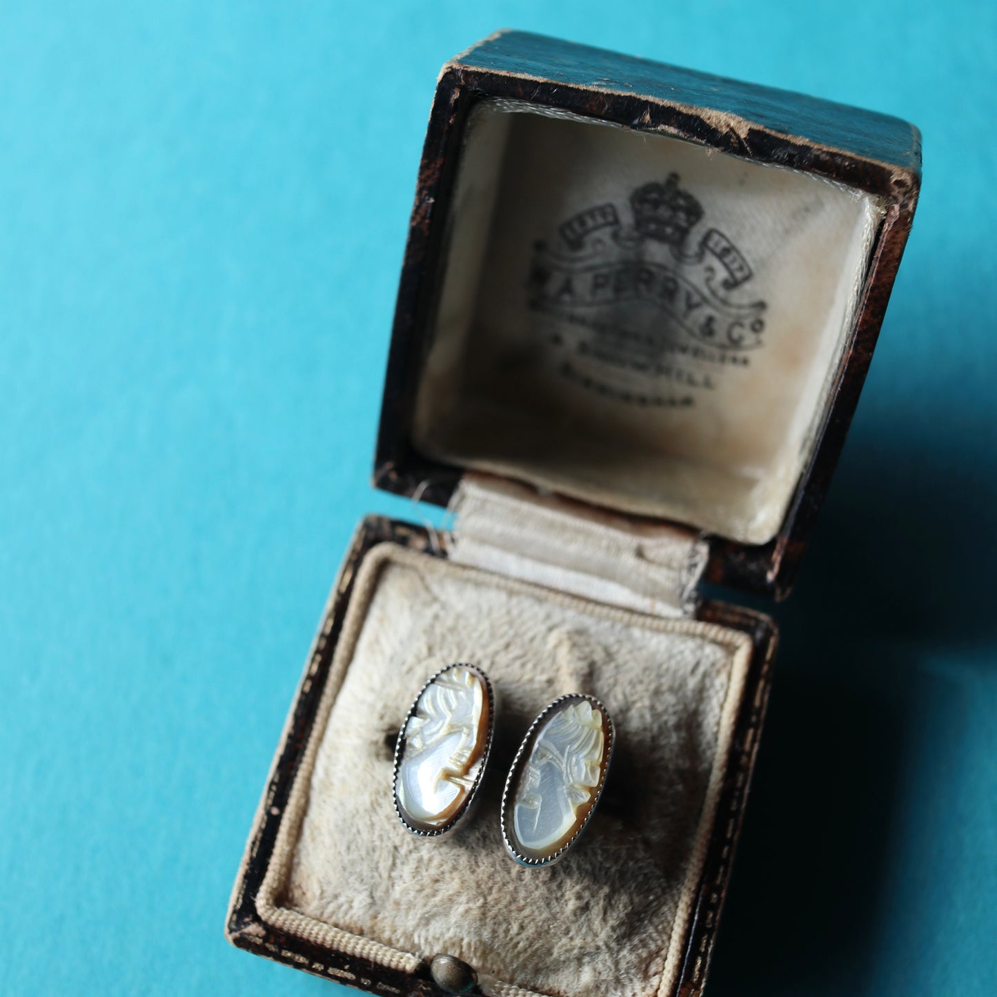 マザーオブパール カメオ スタッドピアス