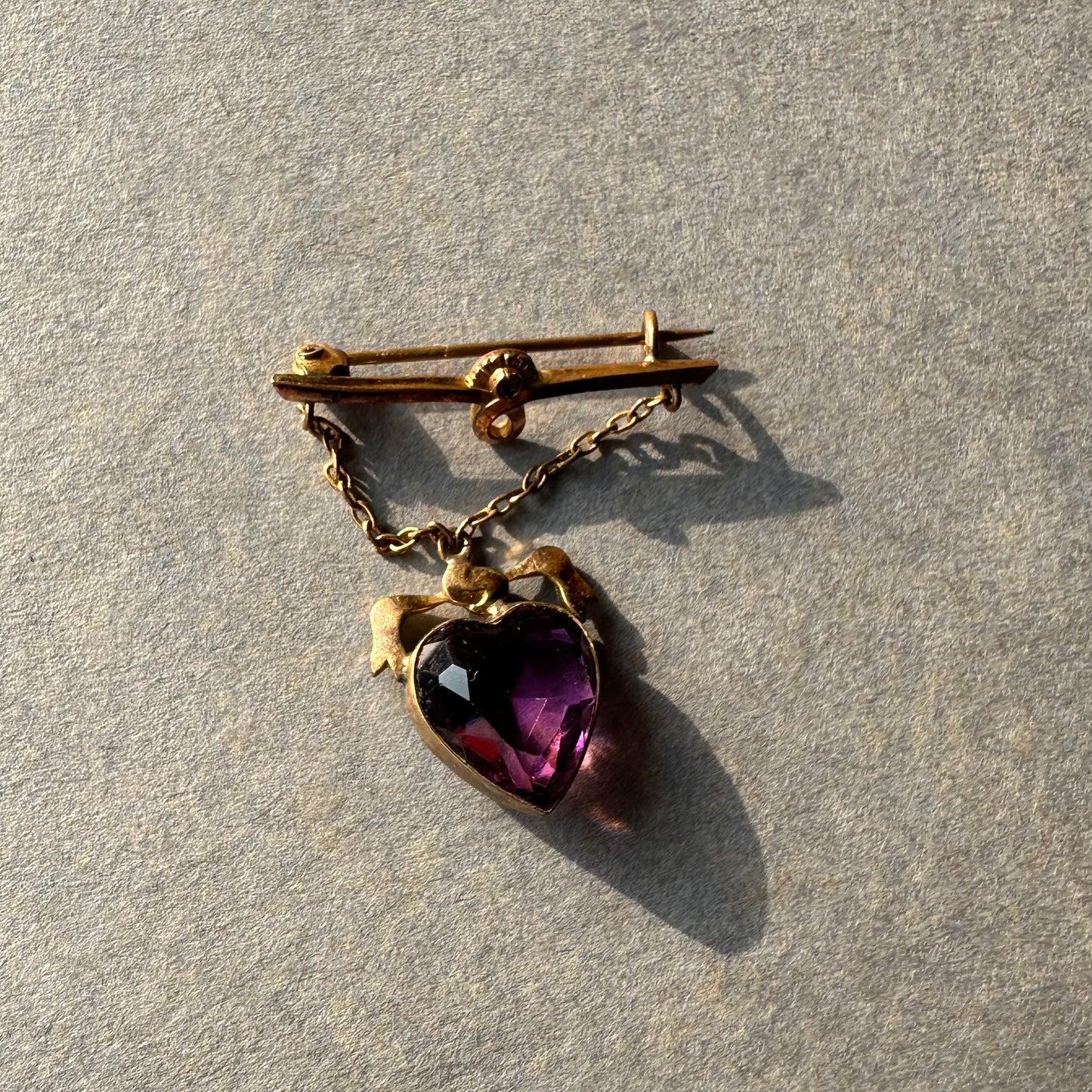 ハート アメジストカラーグラス ハンギング ブローチ