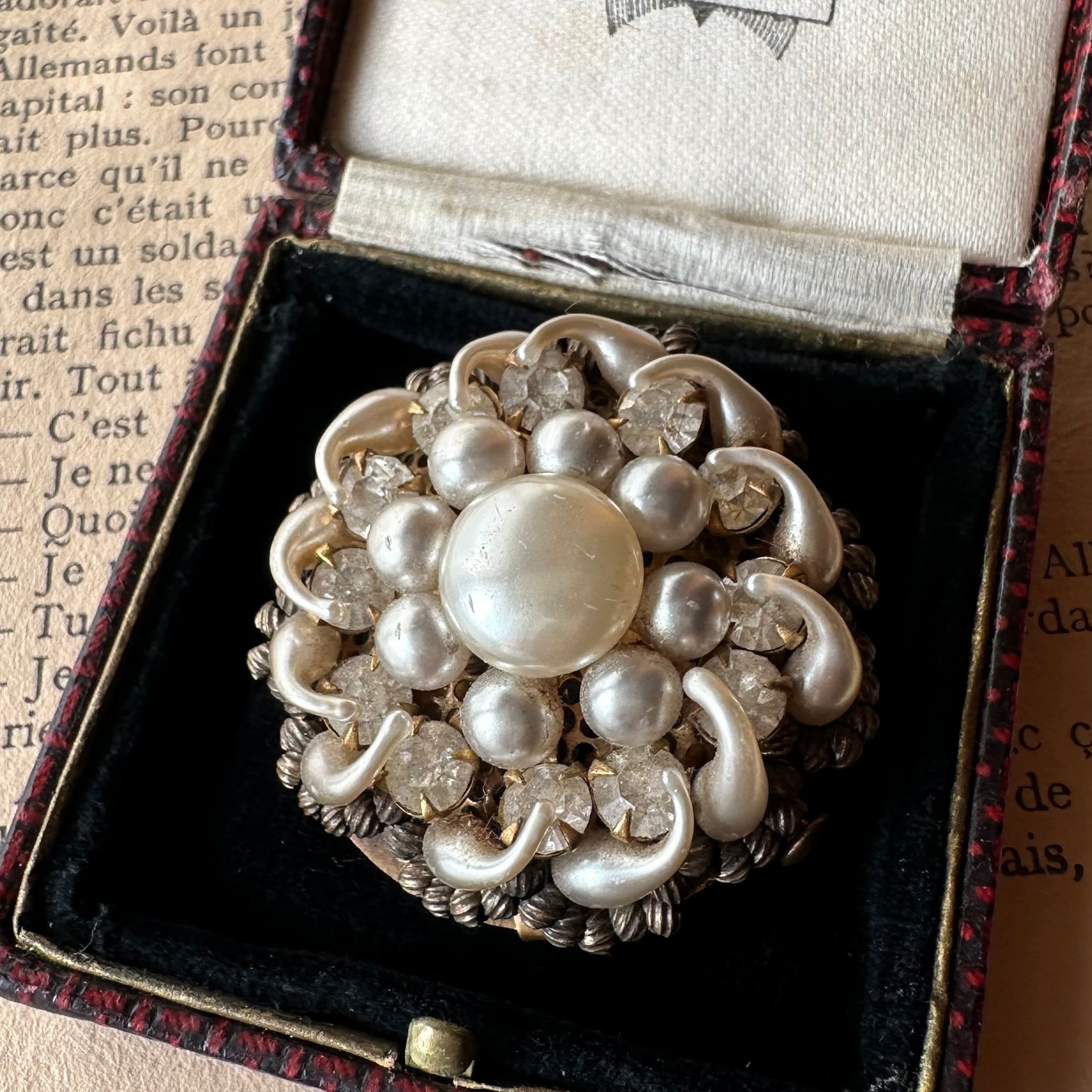 アンティーク グラスパール クラスターブローチ – Amelie Antique