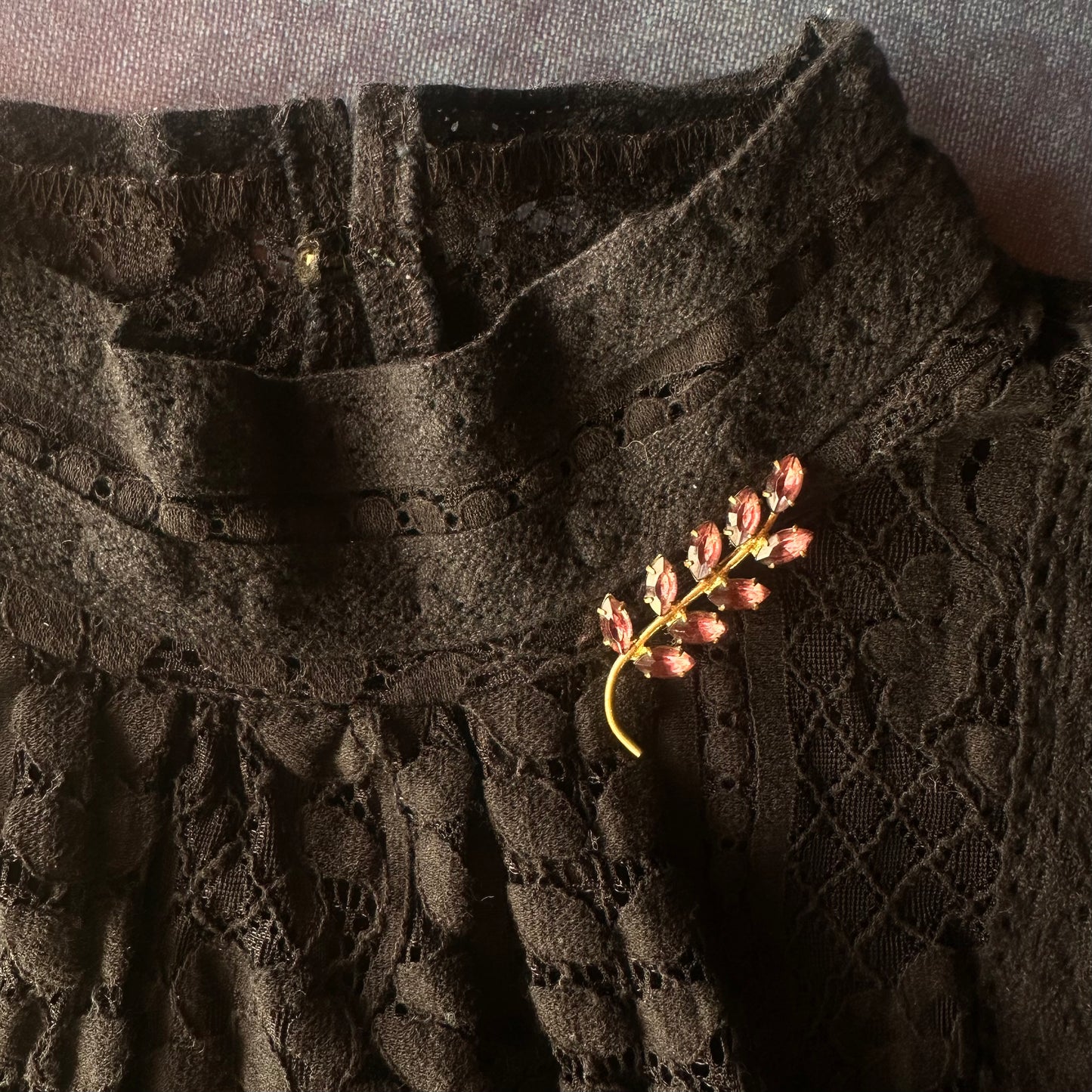 アメジストカラーグラス リーフ ブローチ