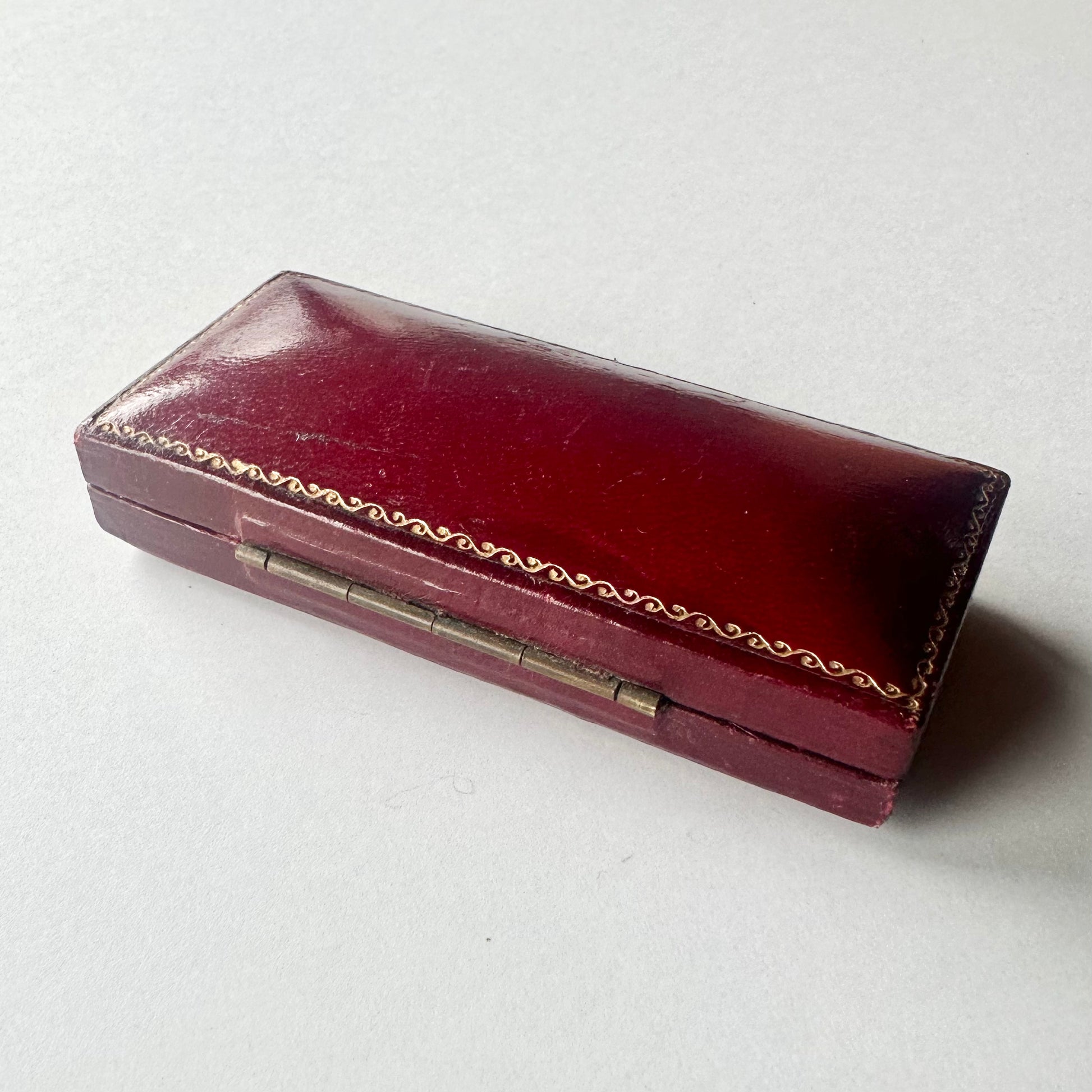 アンティーク ブローチボックス ワインレッド – Amelie Antique アンティーク ブローチボックス ワインレッド – Amelie Antique