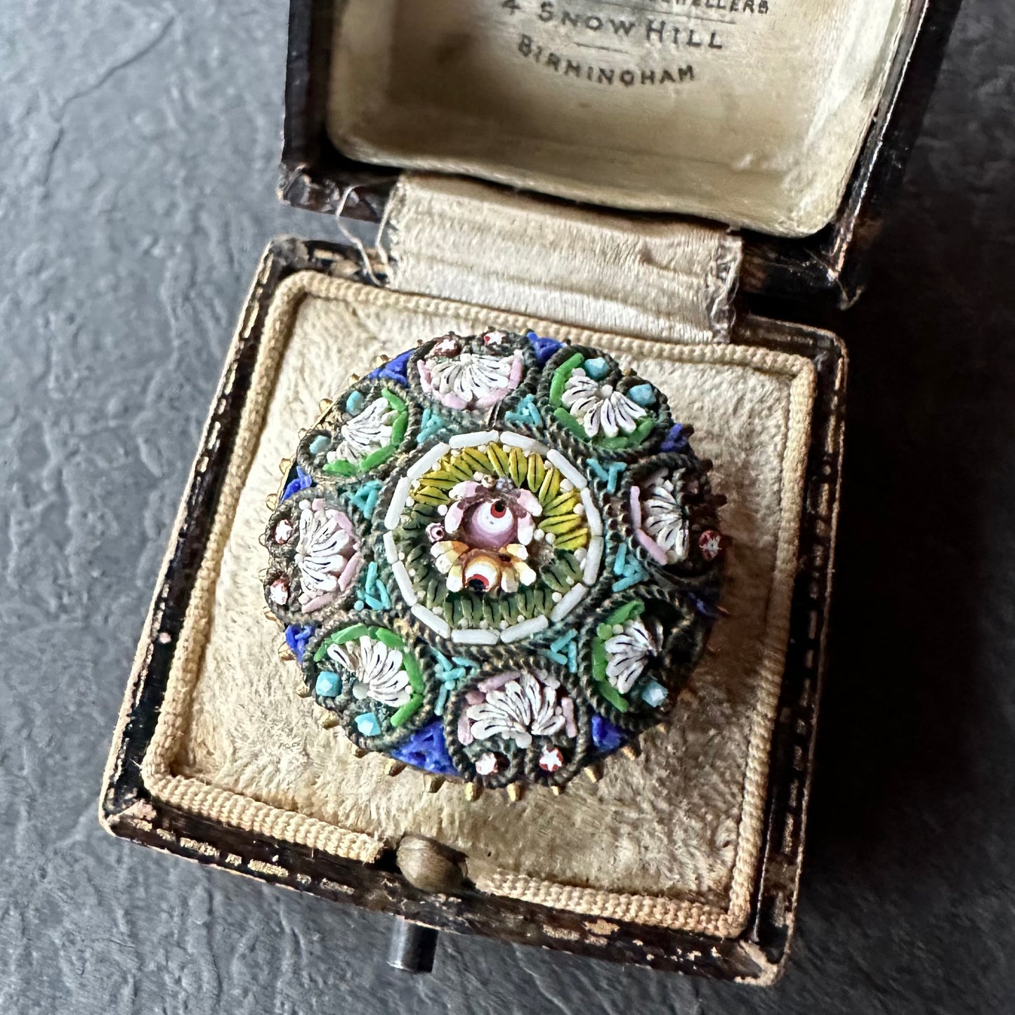 マイクロモザイク ラウンドブローチ①