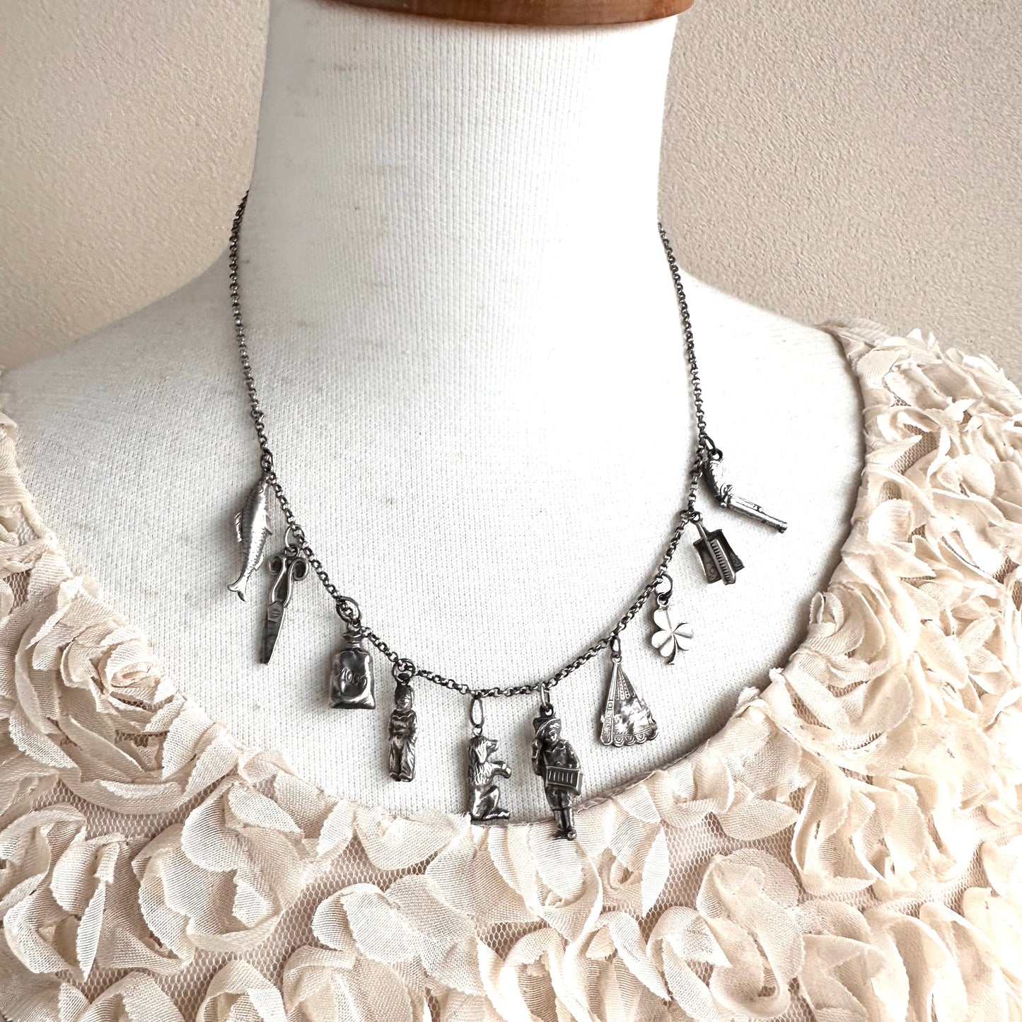 10点のシルバーチャームのネックレス