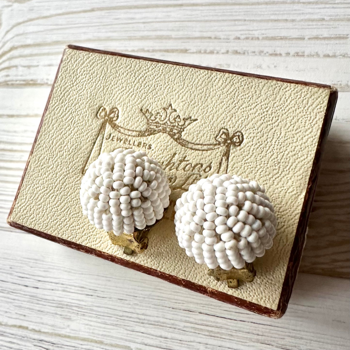 ヴィンテージビーズ ドーム ホワイトイヤリング