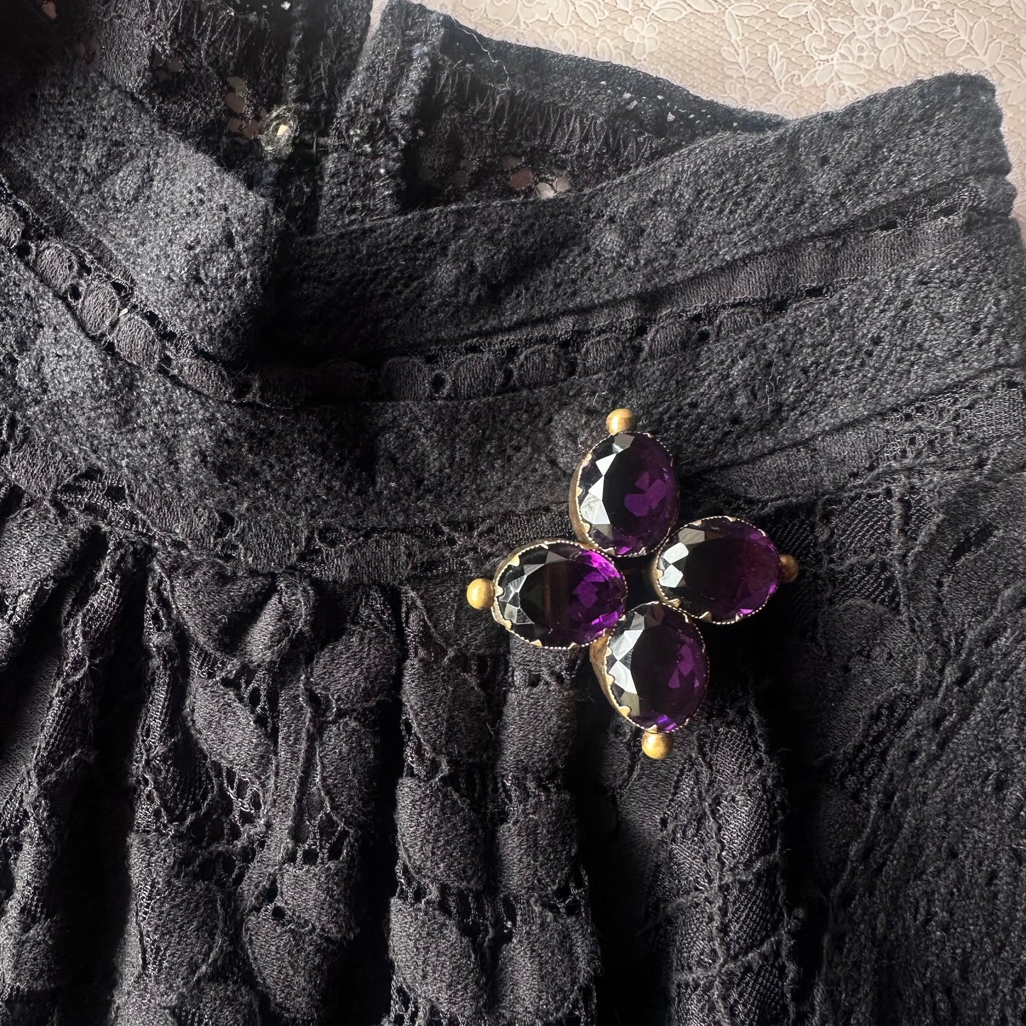 ヴィクトリアン アメジストカラーグラス ブローチ