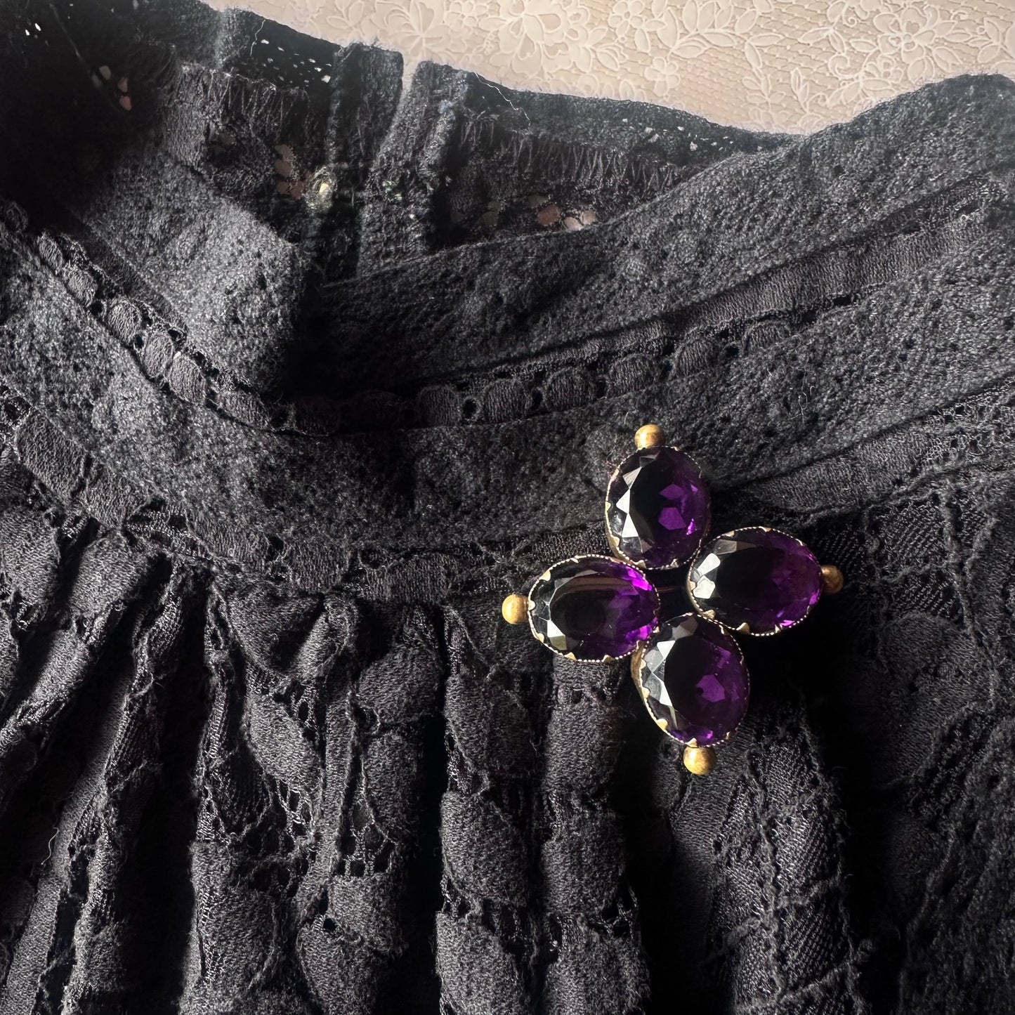 ヴィクトリアン アメジストカラーグラス ブローチ