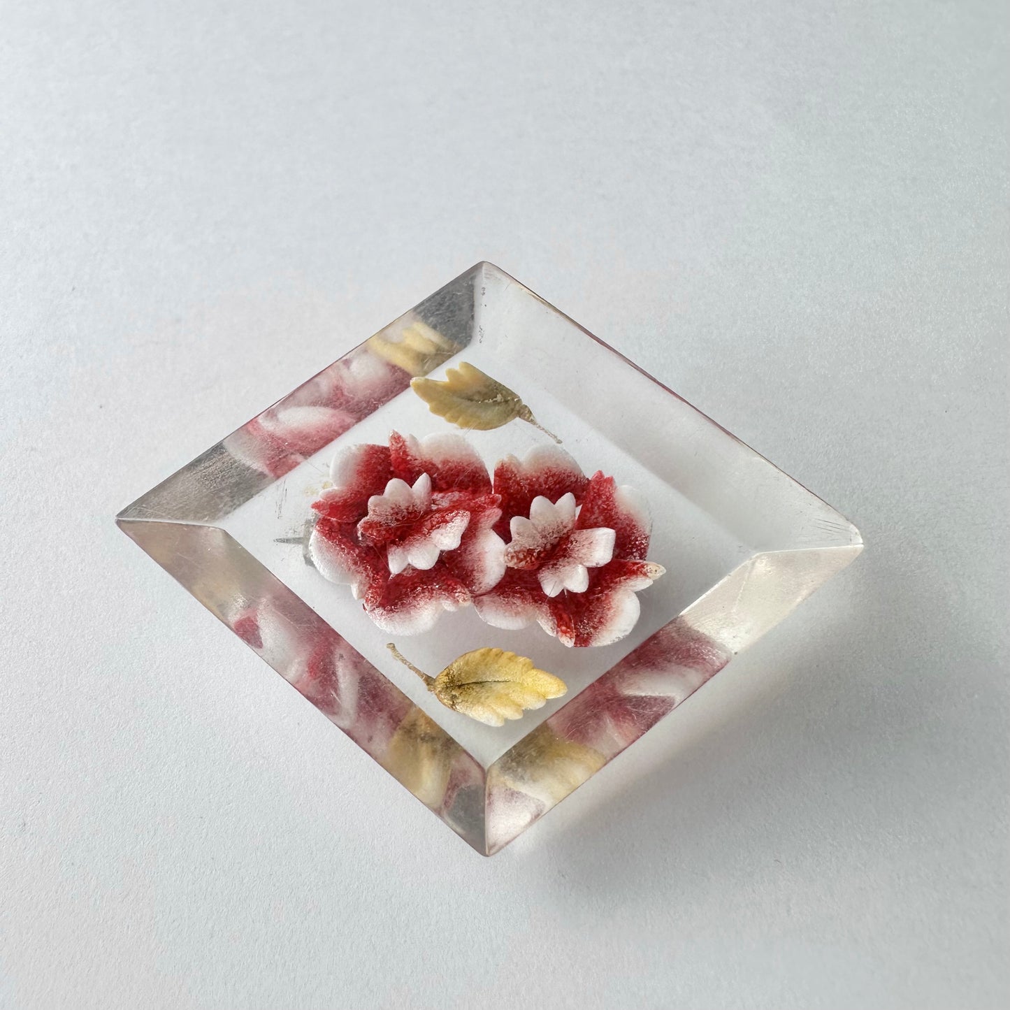 ルーサイト ローズ ヴィンテージブローチ