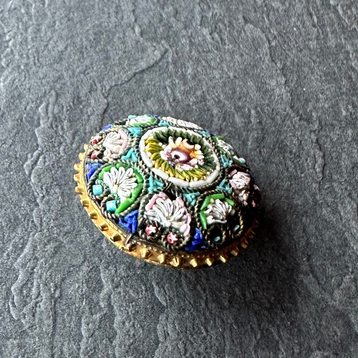 マイクロモザイク ラウンドブローチ①