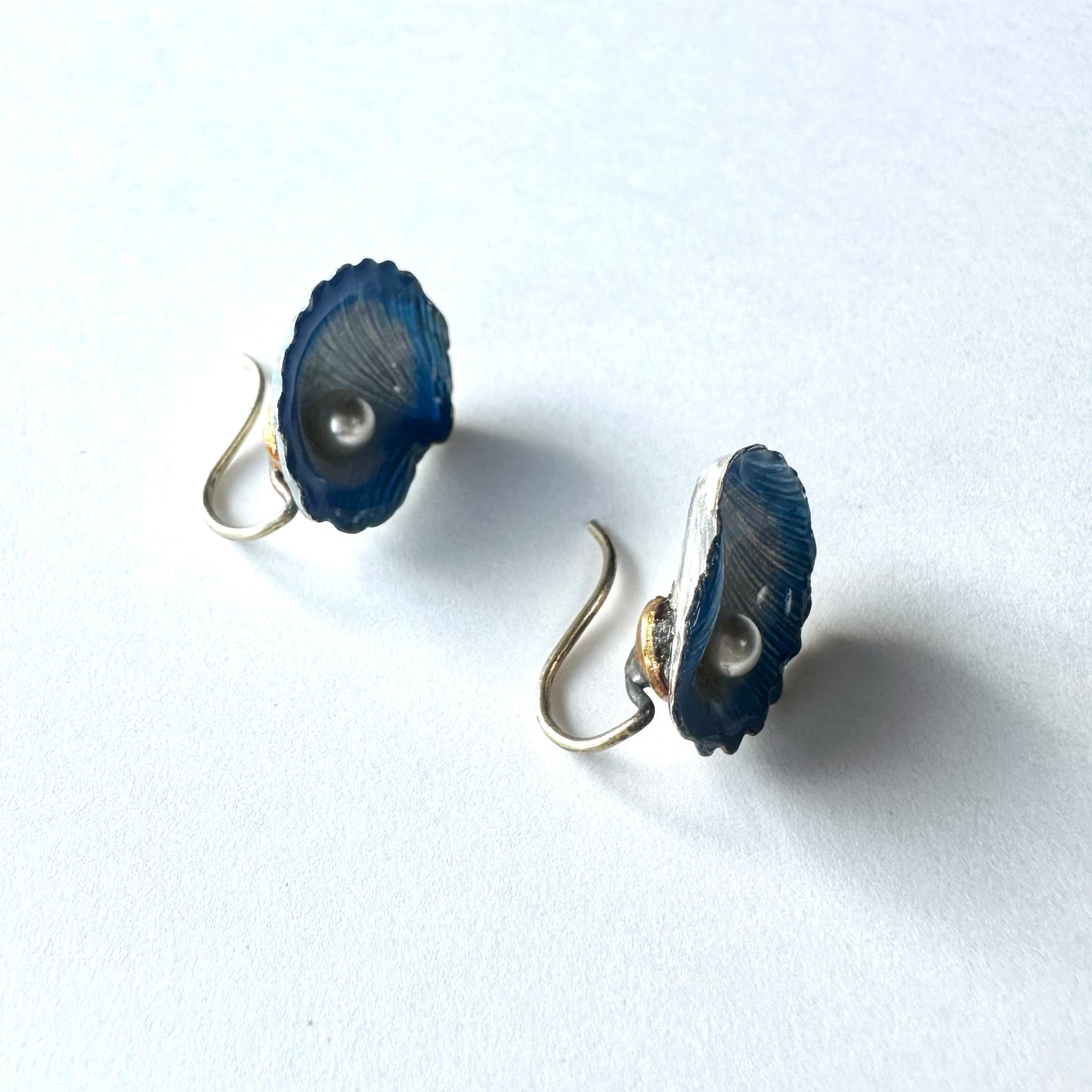 グラスパール&ブルーエナメル シェルピアス