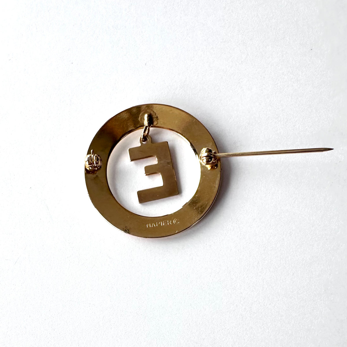 NAPIOR イニシャルE ブローチ