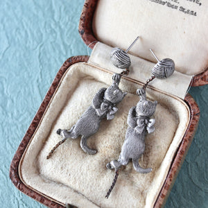 希少品！アメリカヴィンテージ　猫CATピアス　USAアンティークジュエリー古着 毛糸と猫 ヴィンテージピアス – Amelie Antique