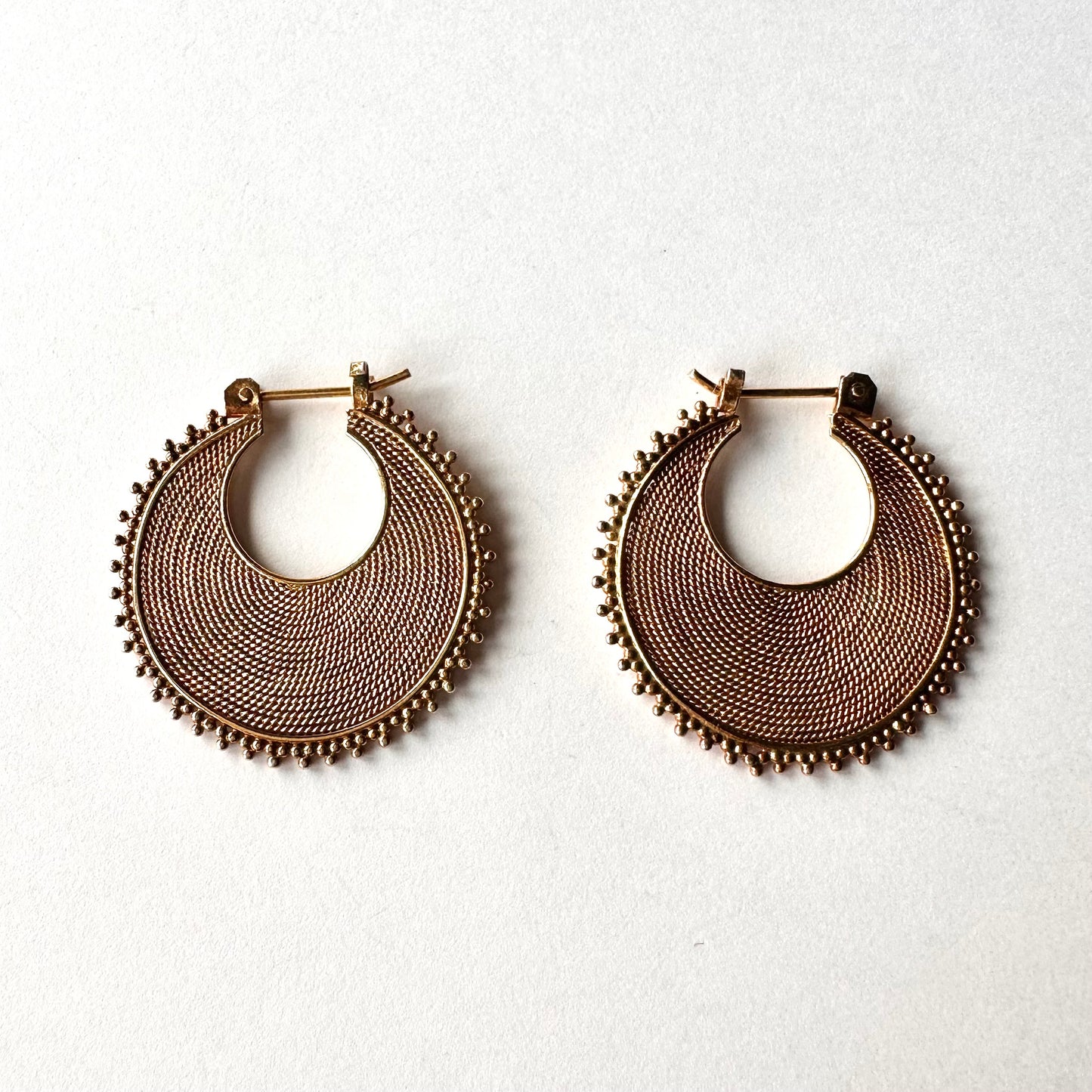 ゴールドオンシルバー エトルスカンスタイル フープピアス