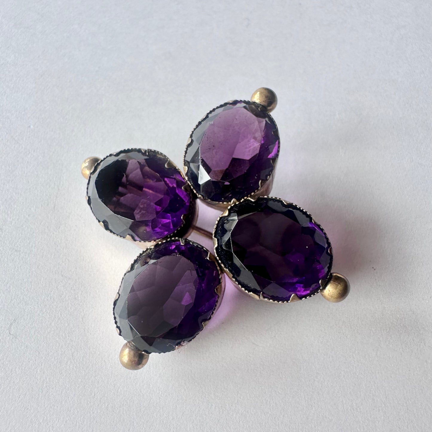 ヴィクトリアン アメジストカラーグラス ブローチ