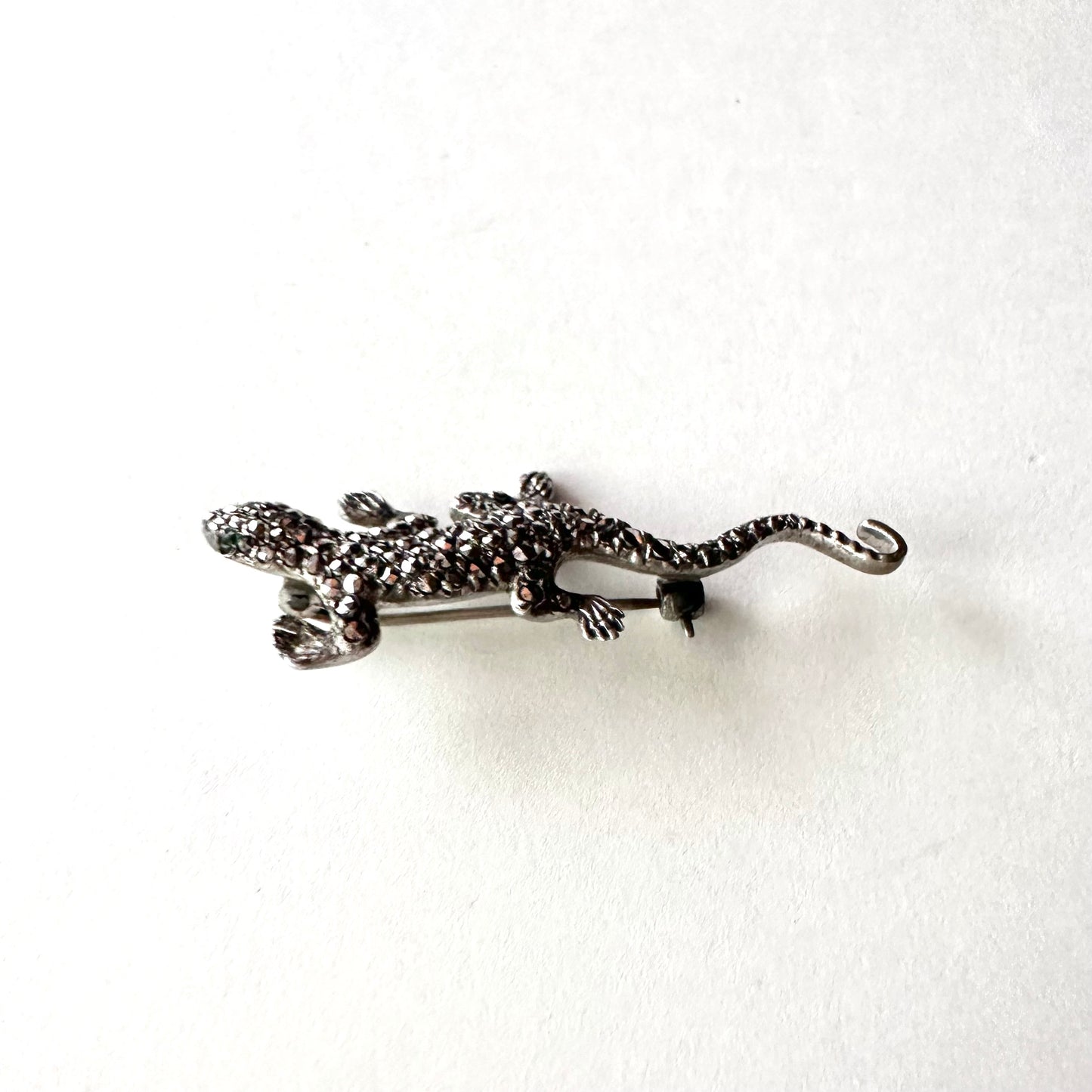 グリーンアイ＆マーカサイト リザード ブローチ