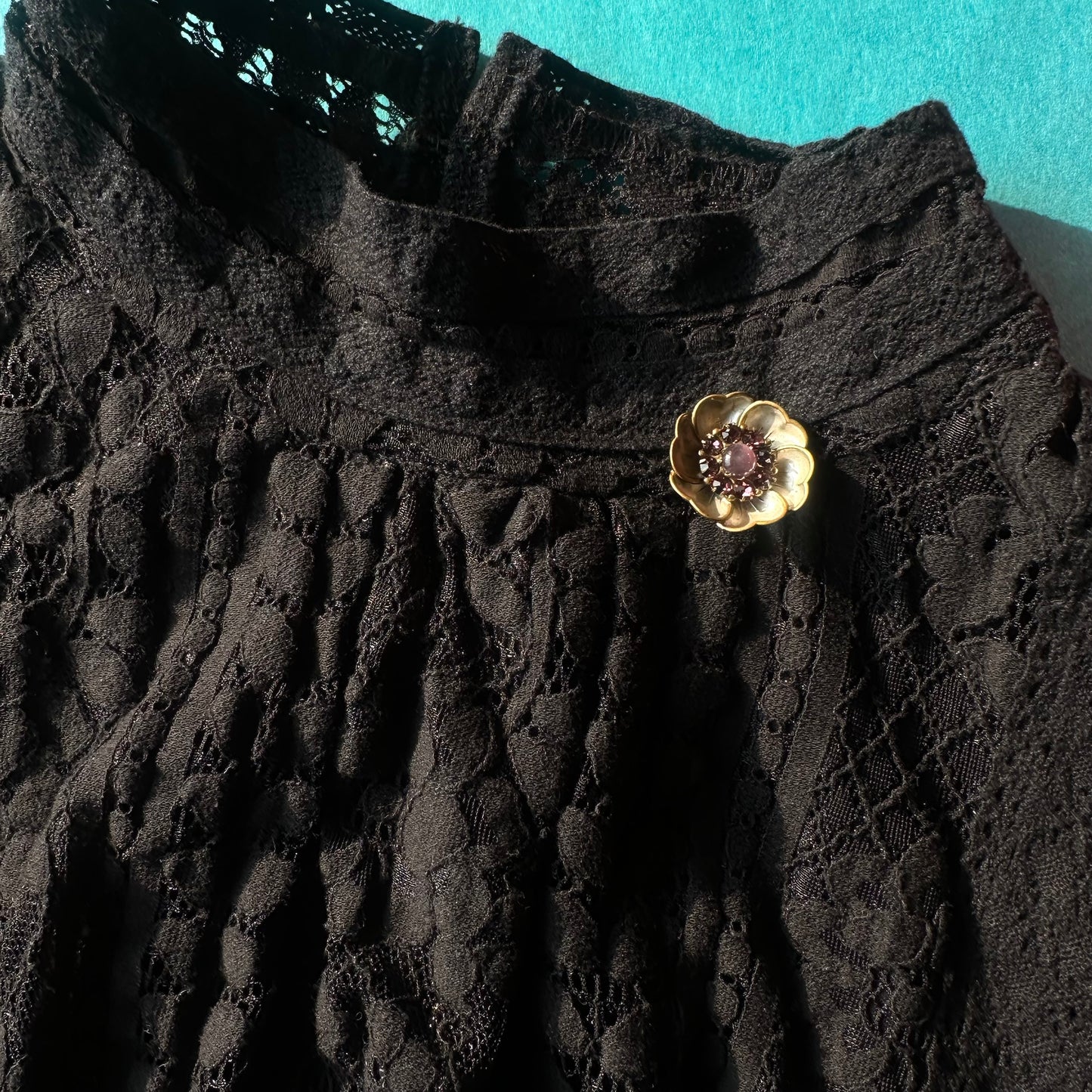 バターカップ パープルブローチ