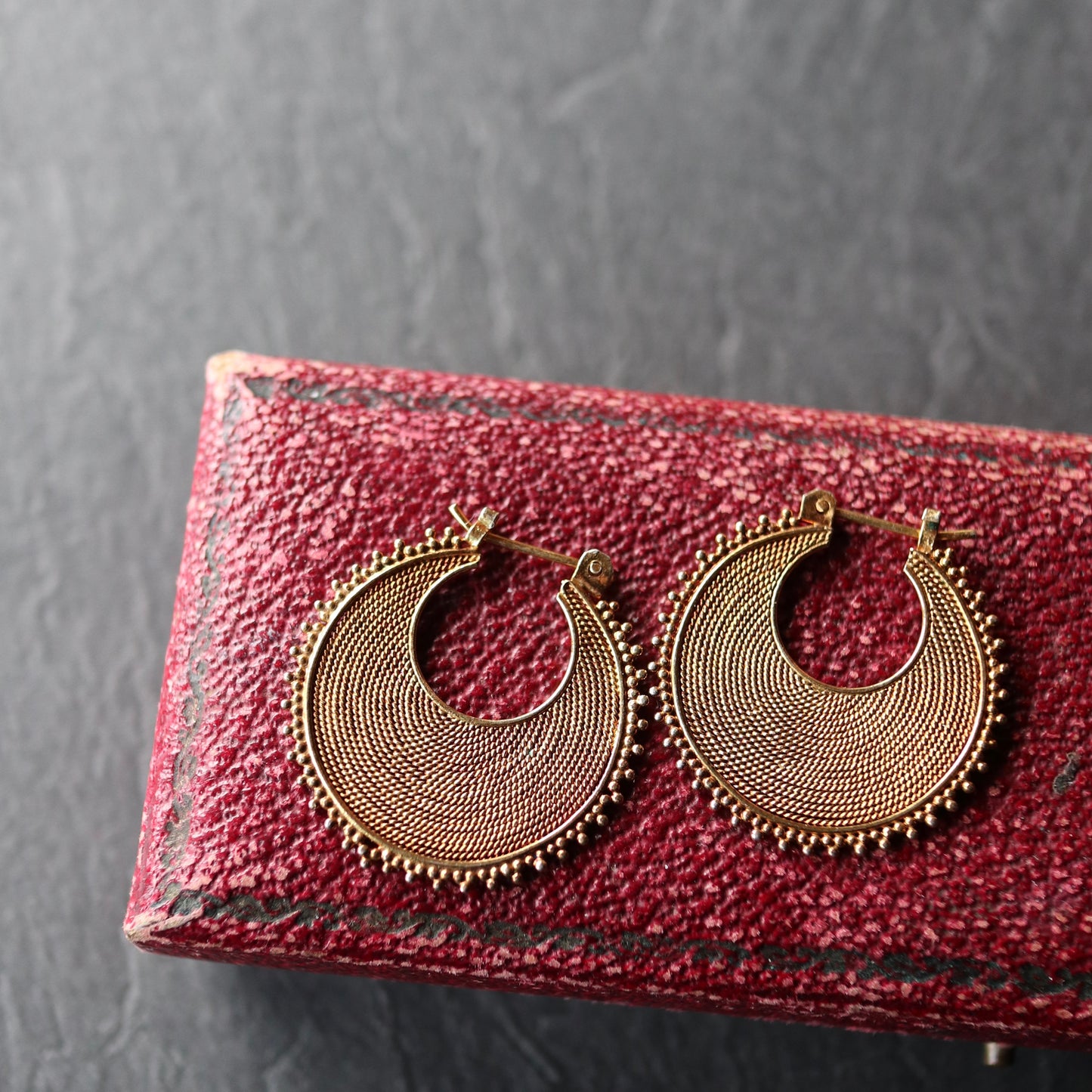 ゴールドオンシルバー エトルスカンスタイル フープピアス