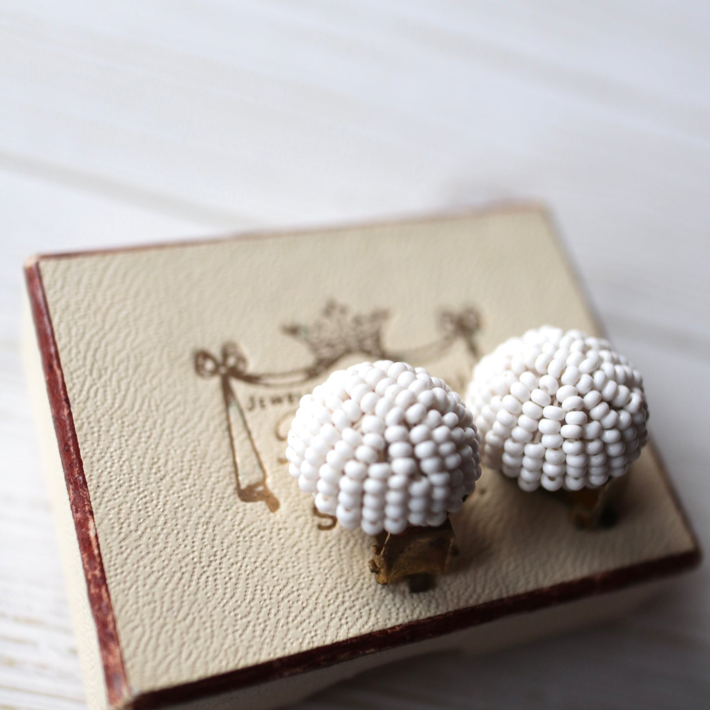 ヴィンテージビーズ ドーム ホワイトイヤリング