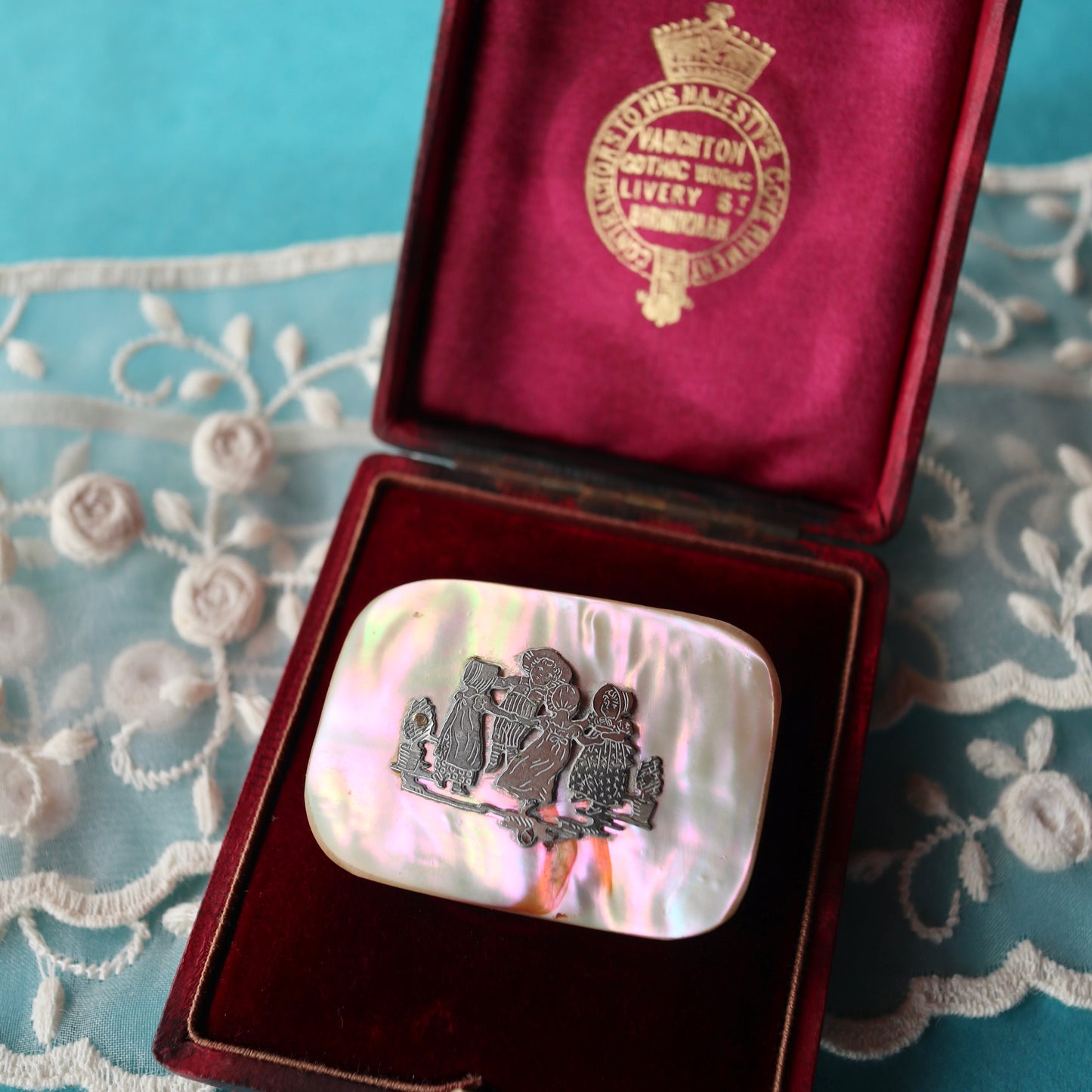 アンティーク マザーオブパール チルドレンモチーフ ブローチ