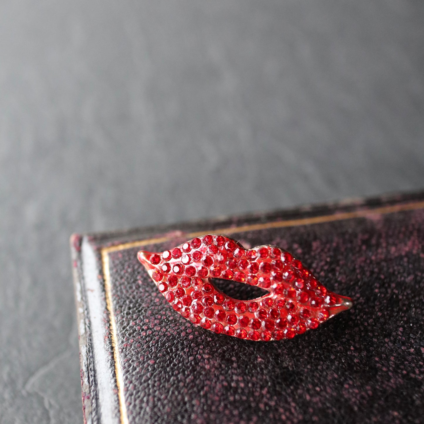 レッドカラーグラス リップブローチ