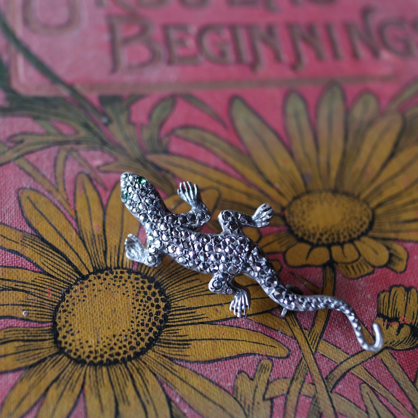 グリーンアイ＆マーカサイト リザード ブローチ