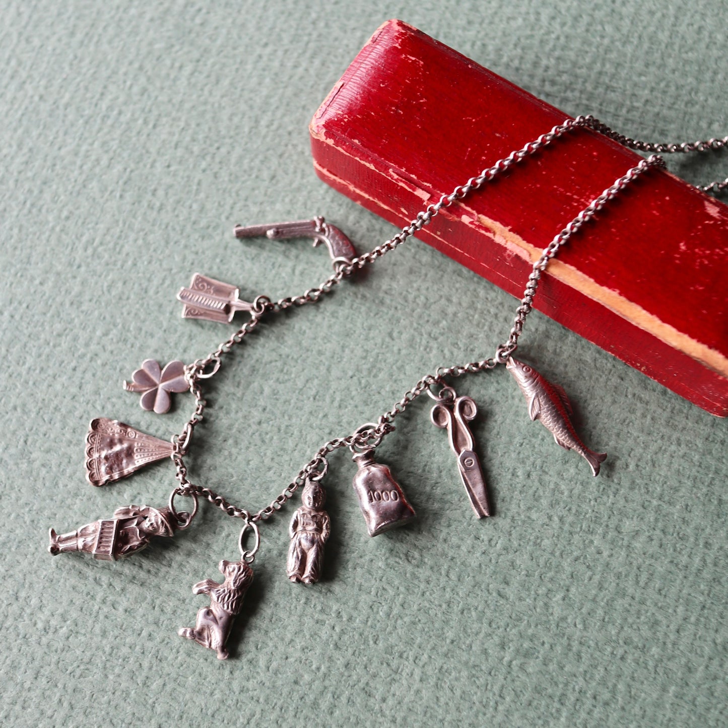 10点のシルバーチャームのネックレス