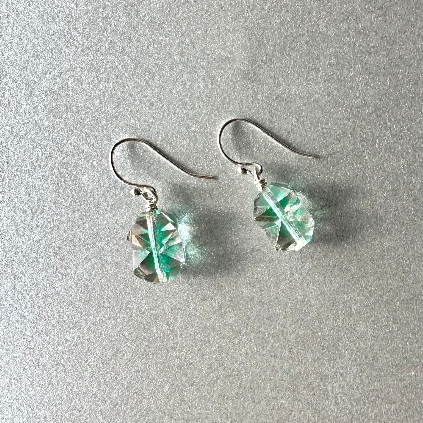 クリア＆グリーン ウラングラス ピアス