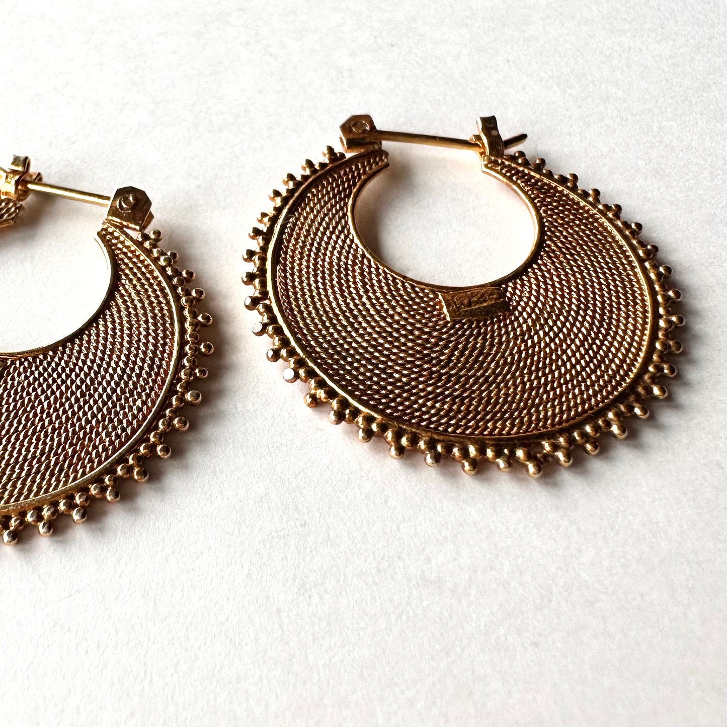 ゴールドオンシルバー エトルスカンスタイル フープピアス