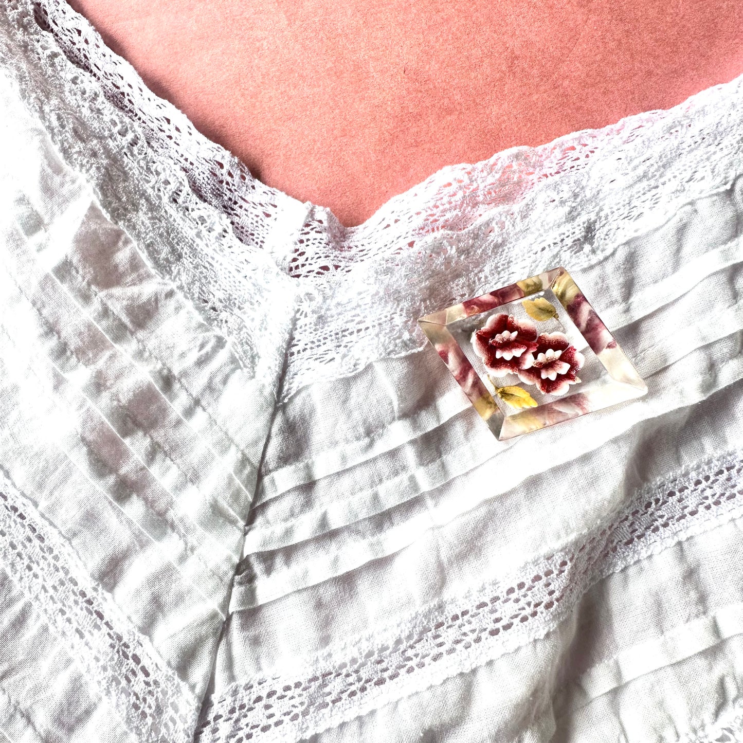 ルーサイト ローズ ヴィンテージブローチ