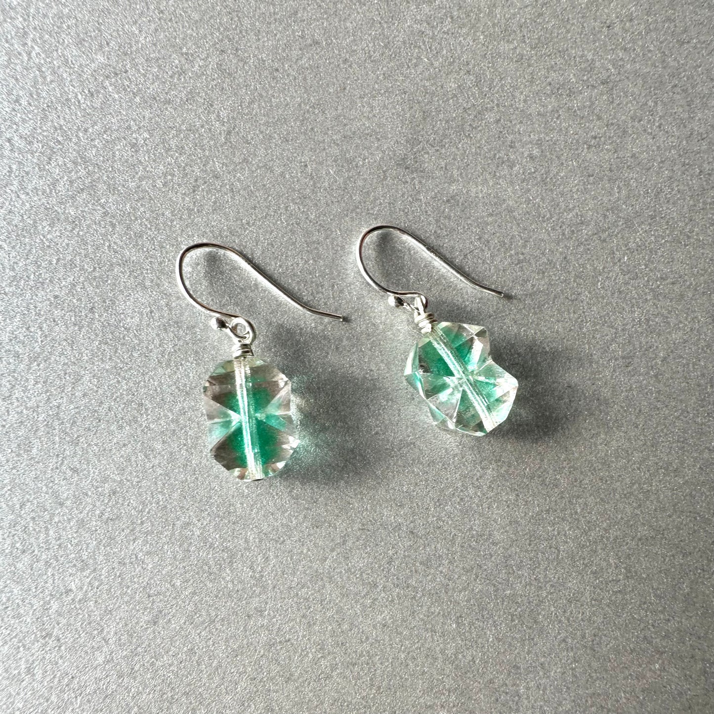 クリア＆グリーン ウラングラス ピアス