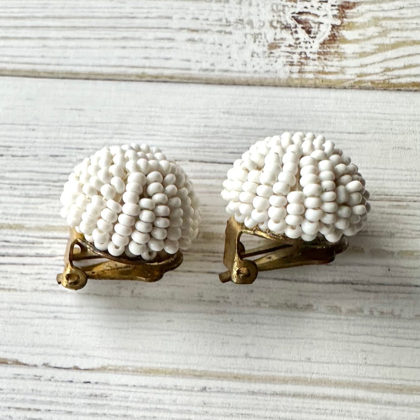 ヴィンテージビーズ ドーム ホワイトイヤリング