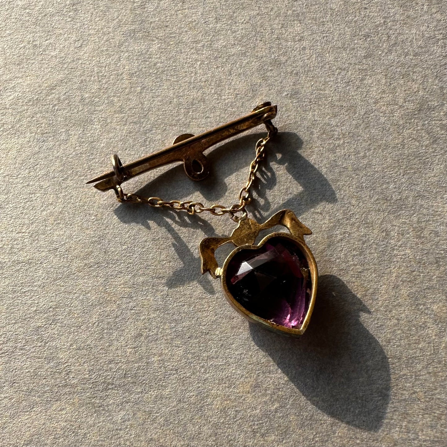 ハート アメジストカラーグラス ハンギング ブローチ