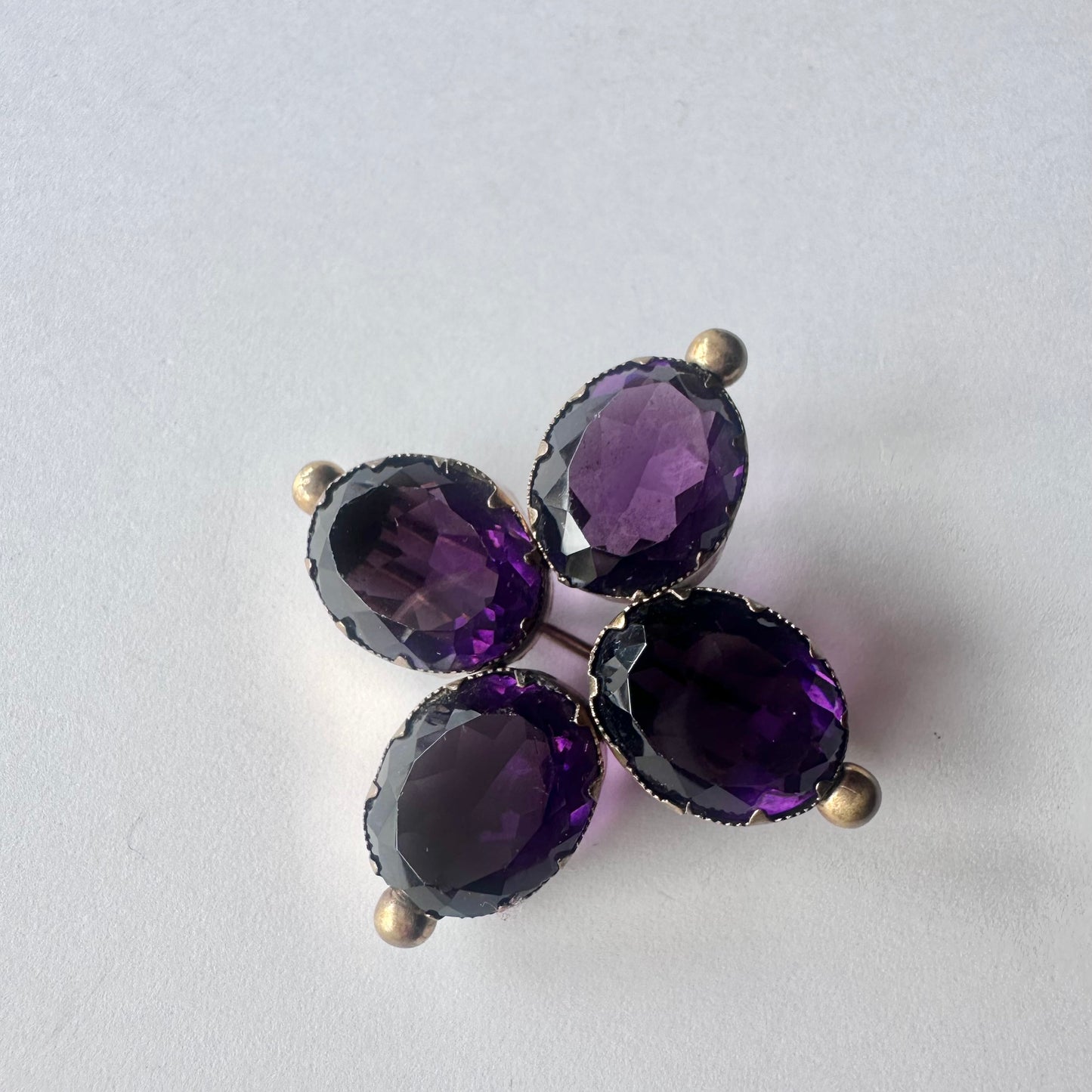 ヴィクトリアン アメジストカラーグラス ブローチ