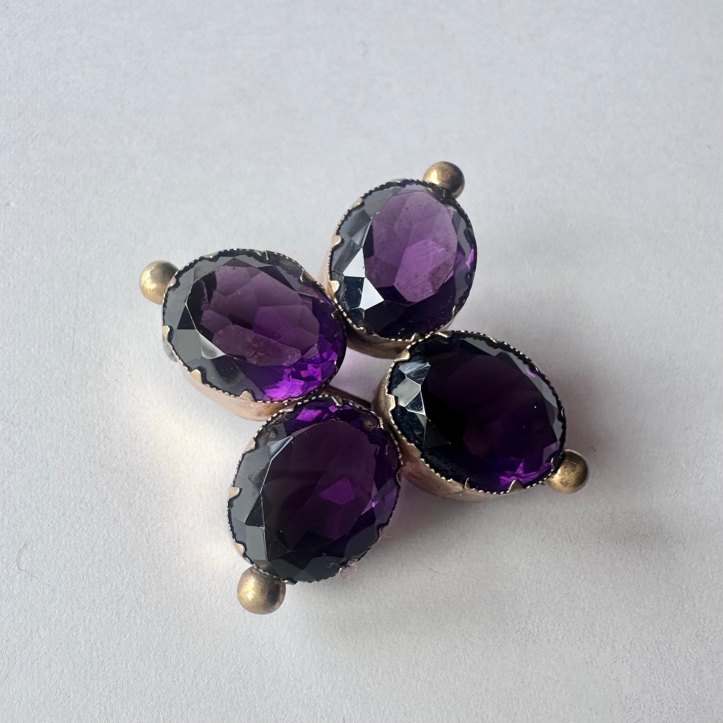 ヴィクトリアン アメジストカラーグラス ブローチ