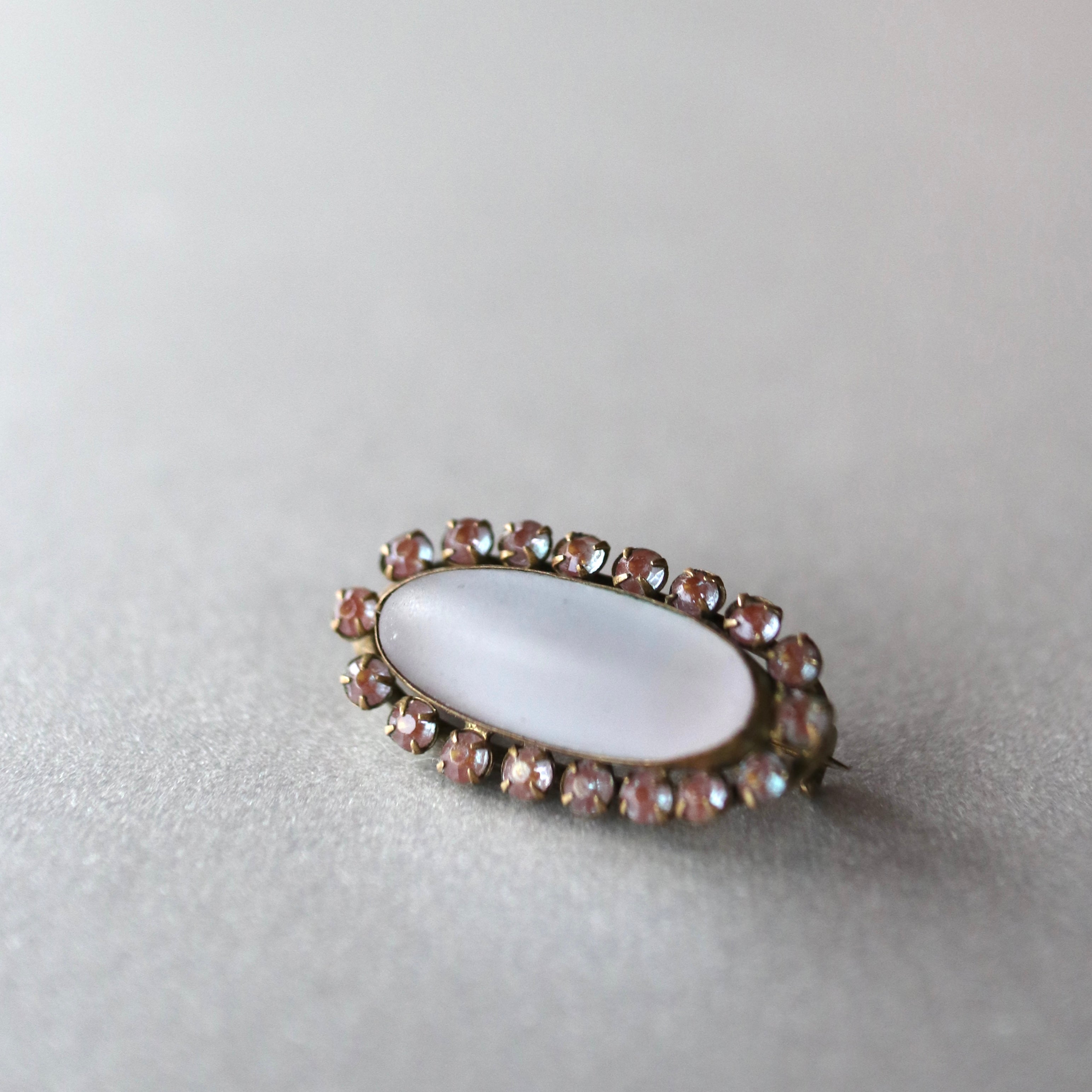 フロストグラス＆アンティークサフィレット オーバルブローチ – Amelie