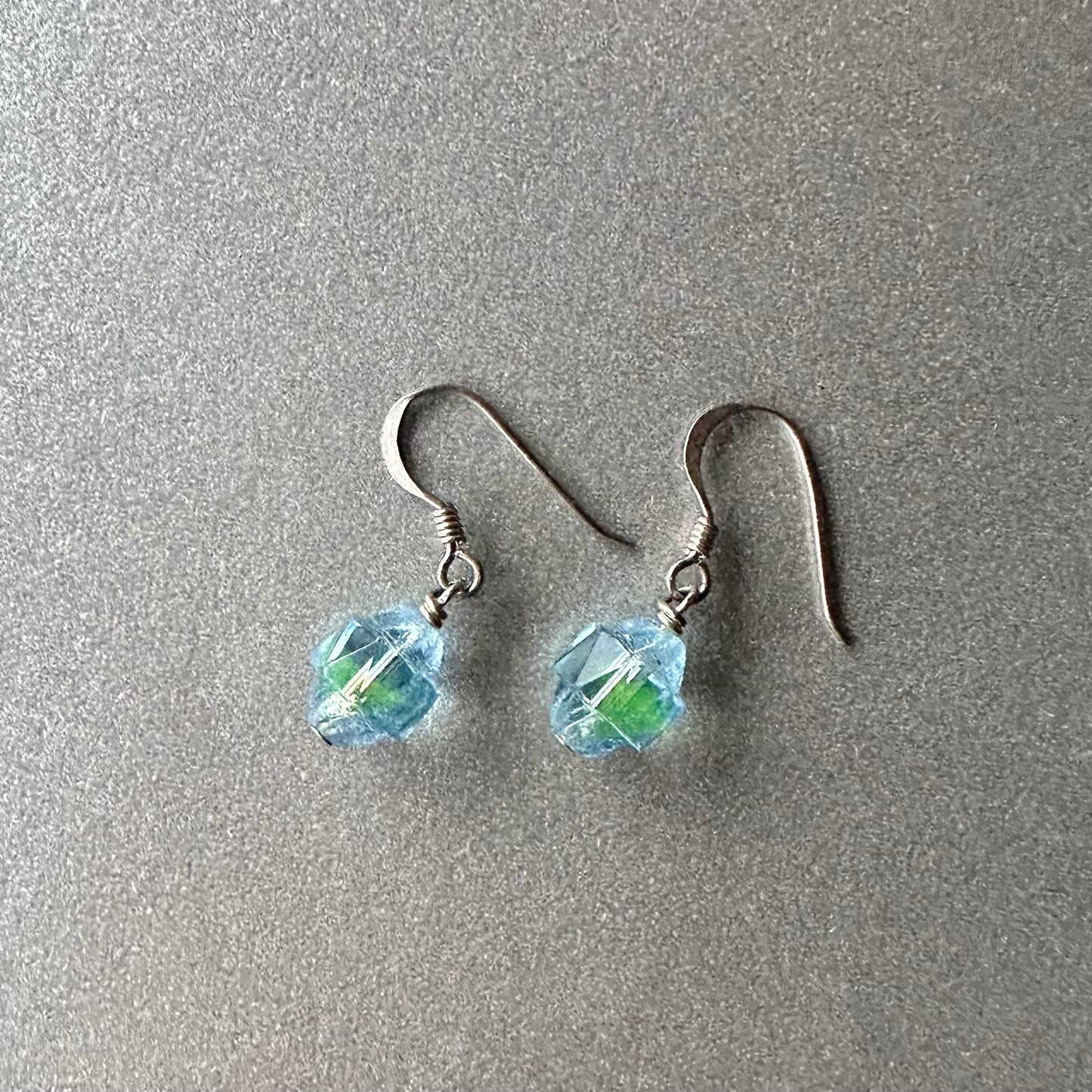 ウラングラス ブルー＆グリーン バイカラーピアス