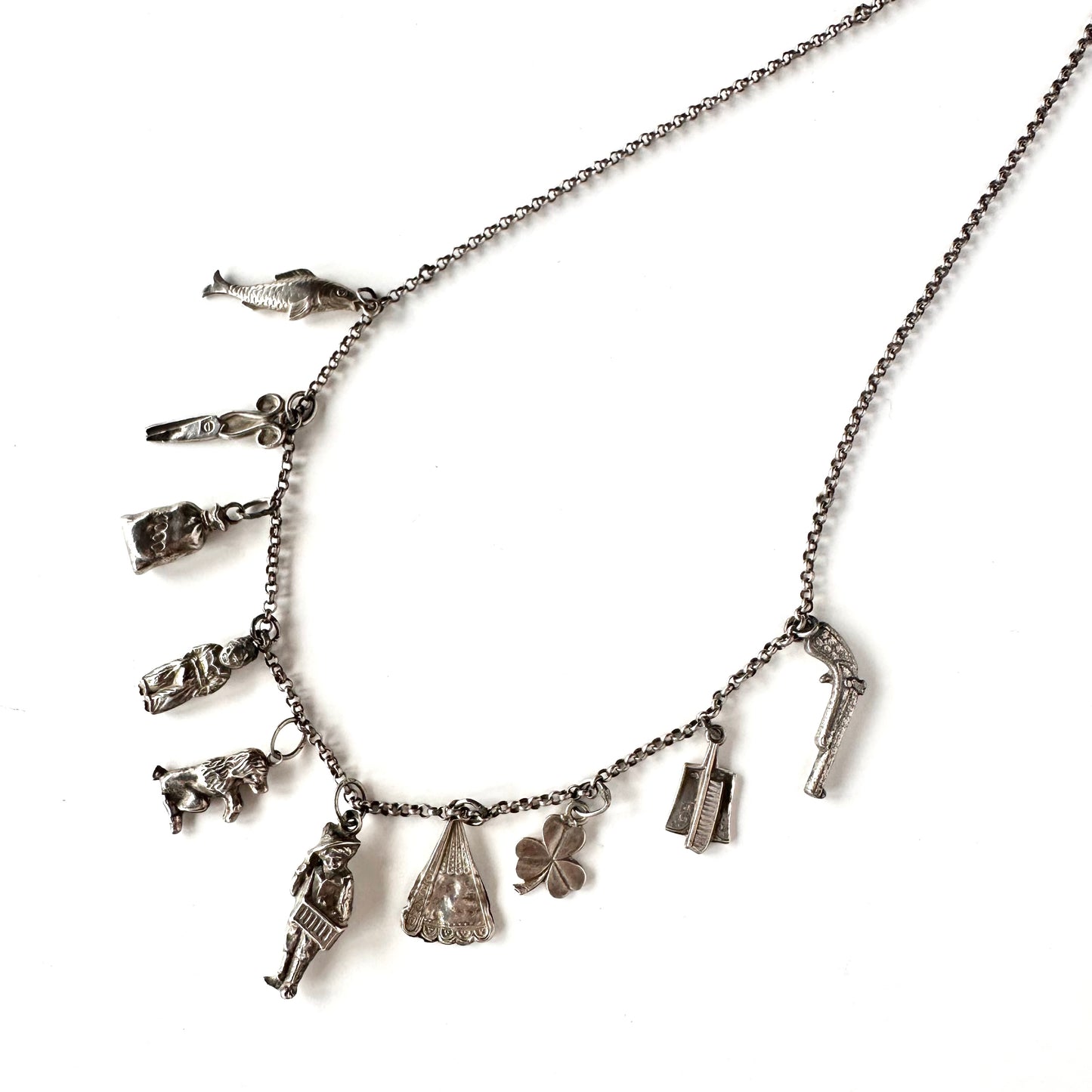 10点のシルバーチャームのネックレス