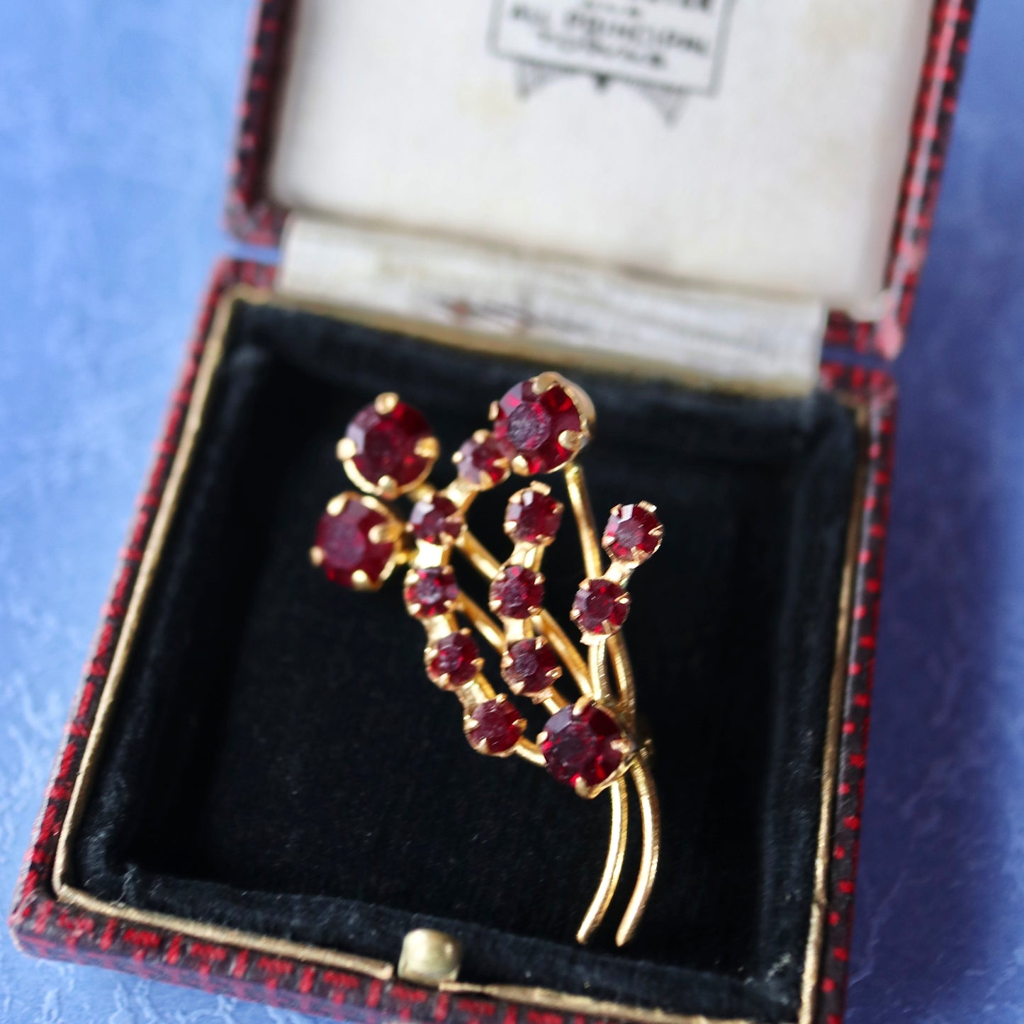 ディープレッドカラーグラス フラワーブーケブローチ